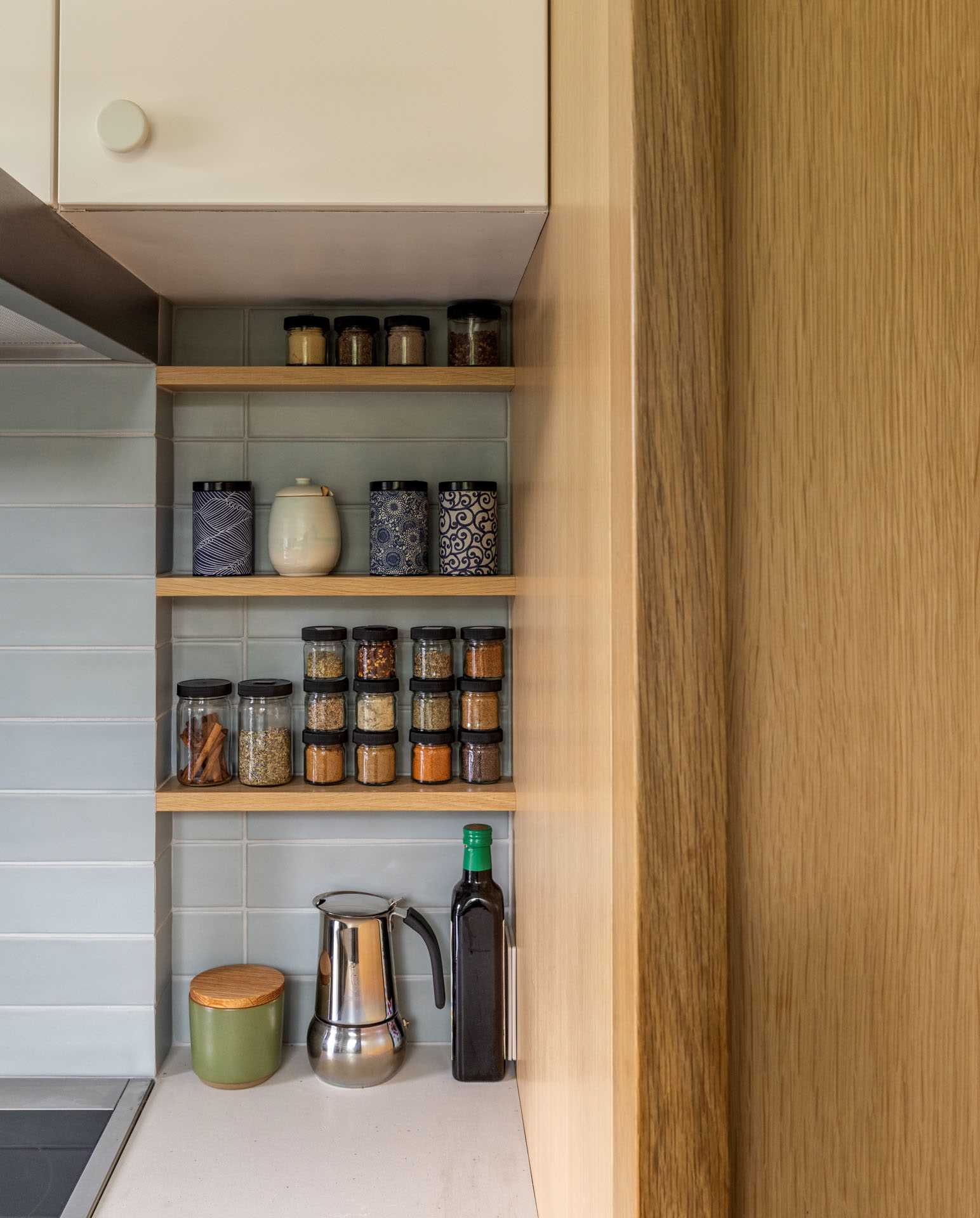 یک آشپزخانه مدرن با پالت رنگی ساده و خنثی.