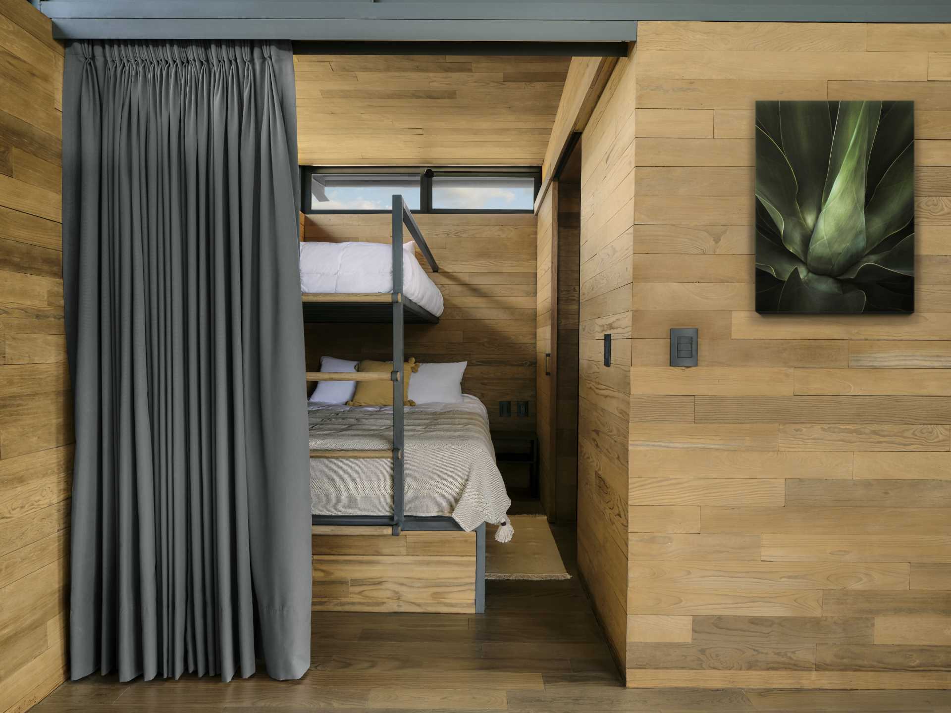 Two bedrooms with bunk beds are separated by a bathroom.