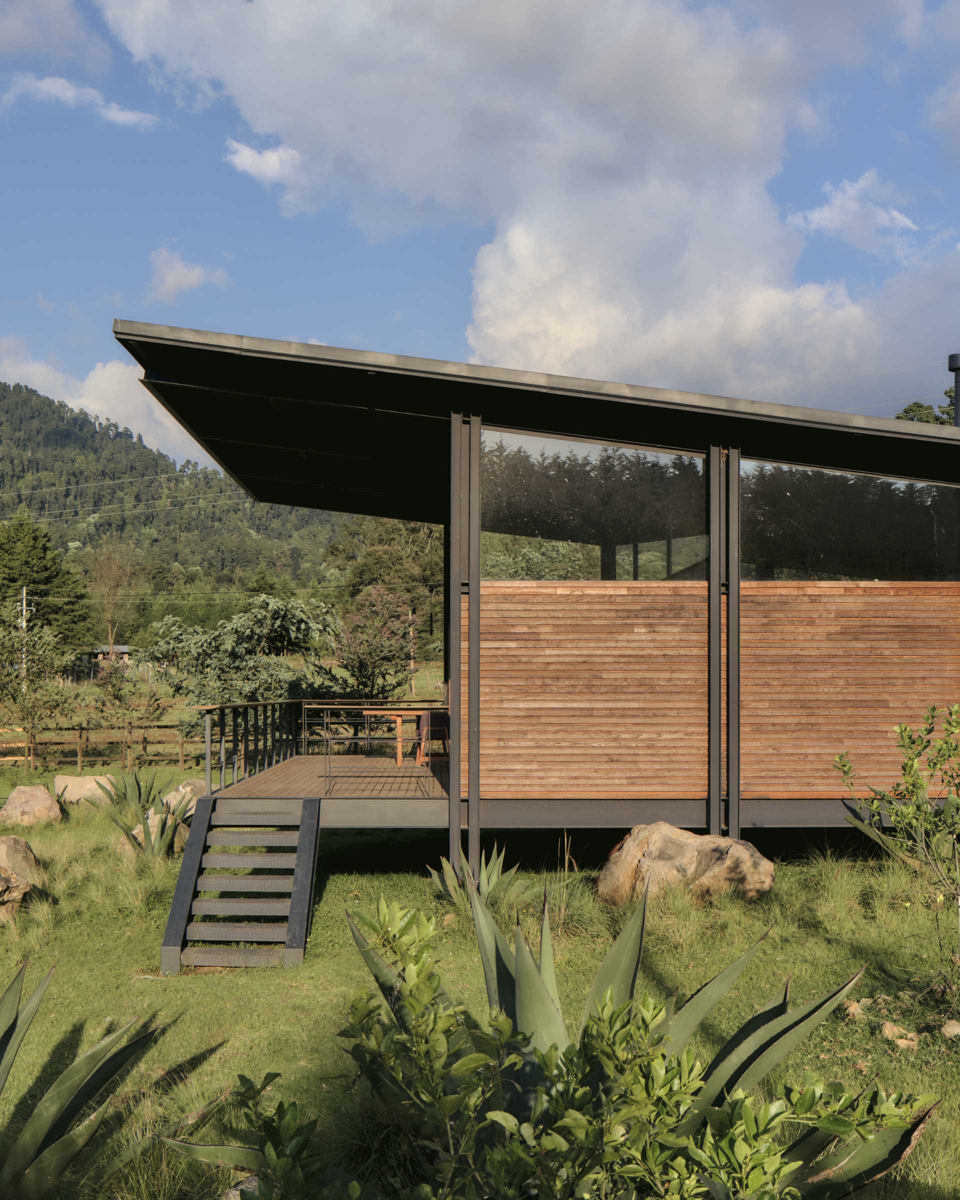 Large windows, complemented by the floating ceiling, allow natural light to permeate every corner of this small house, expanding and opening up the spaces.