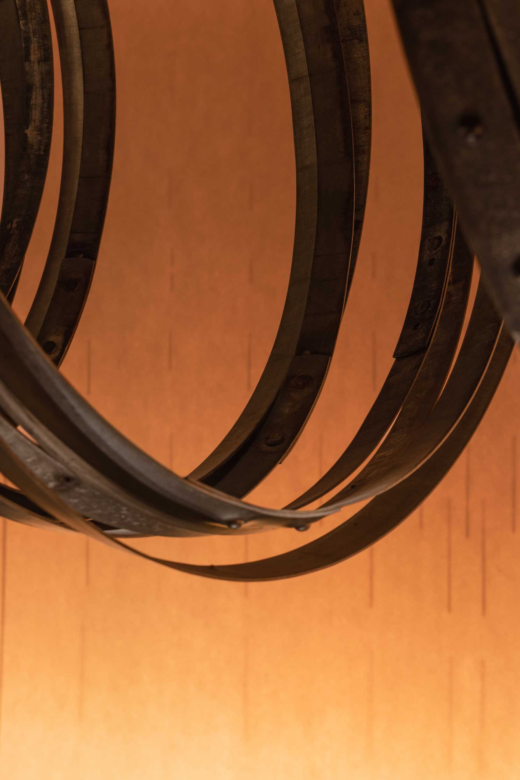 6000 pieces of discarded wooden whiskey barrels and their metal rings were recycled to make this modern bar.