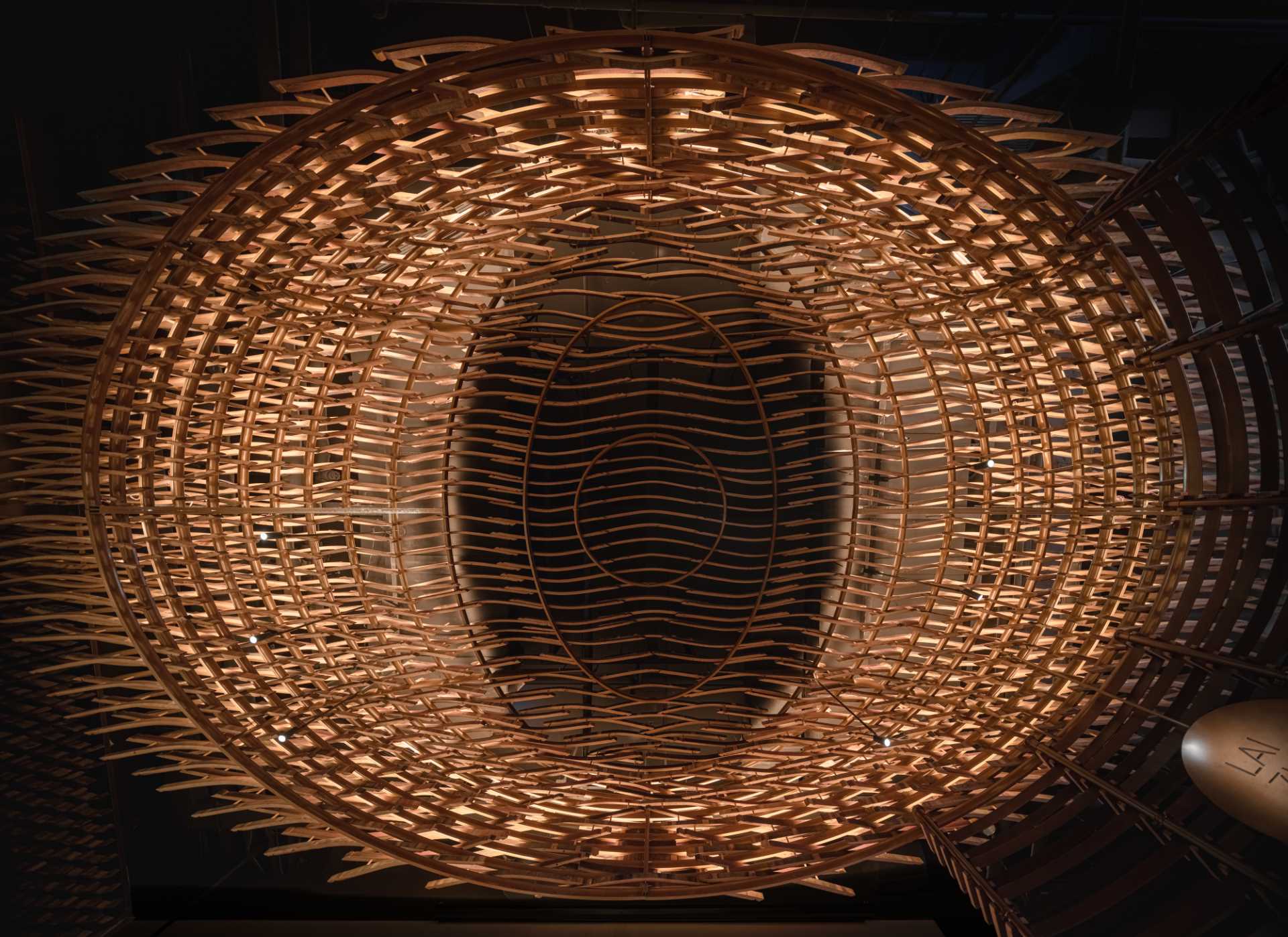 6000 قطعه بشکه ویسکی چوبی دور ریخته شده برای ساخت این نوار مدرن بازیافت شد.