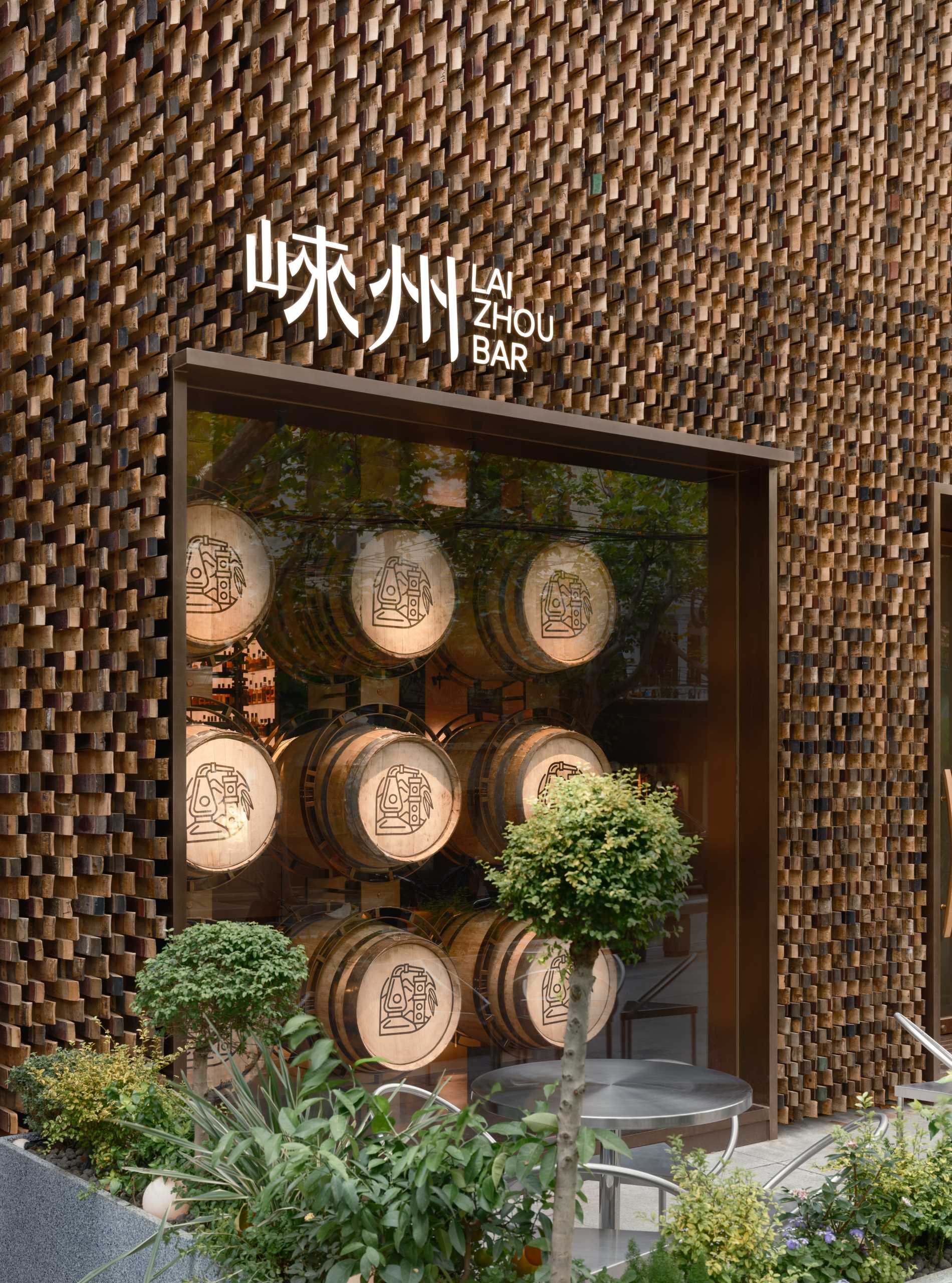6000 pieces of discarded wooden whiskey barrels were recycled to make the facade of this modern bar.