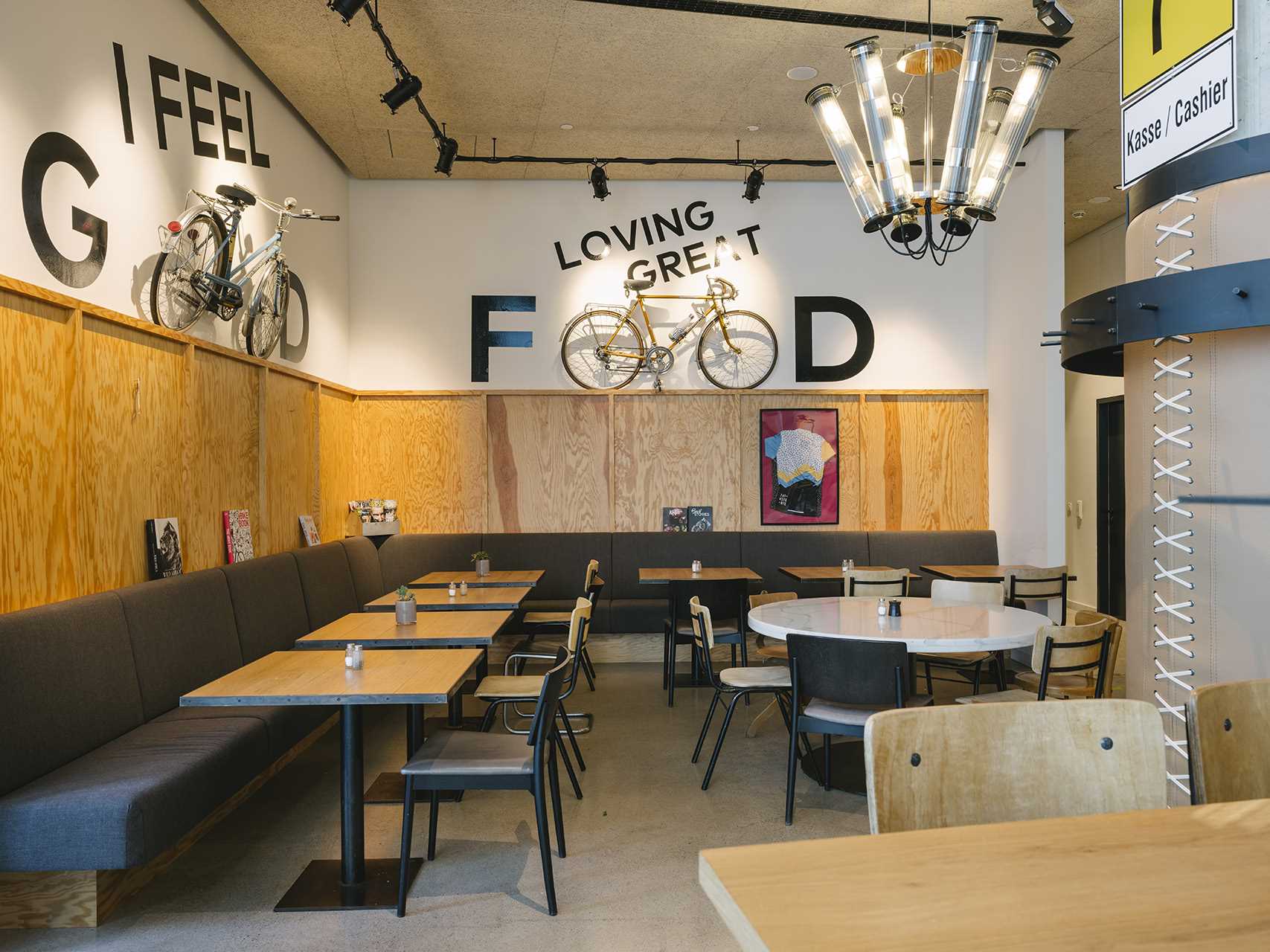 فضای داخلی کافه ای مدرن در اتریش با الهام از دوچرخه سواری.