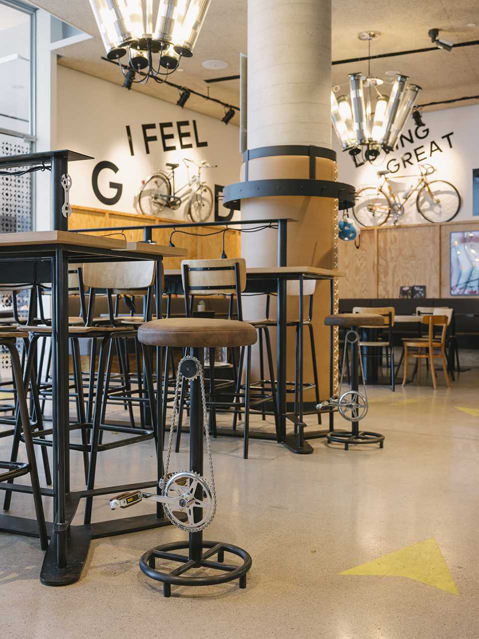 فضای داخلی کافه ای مدرن در اتریش با الهام از دوچرخه سواری.