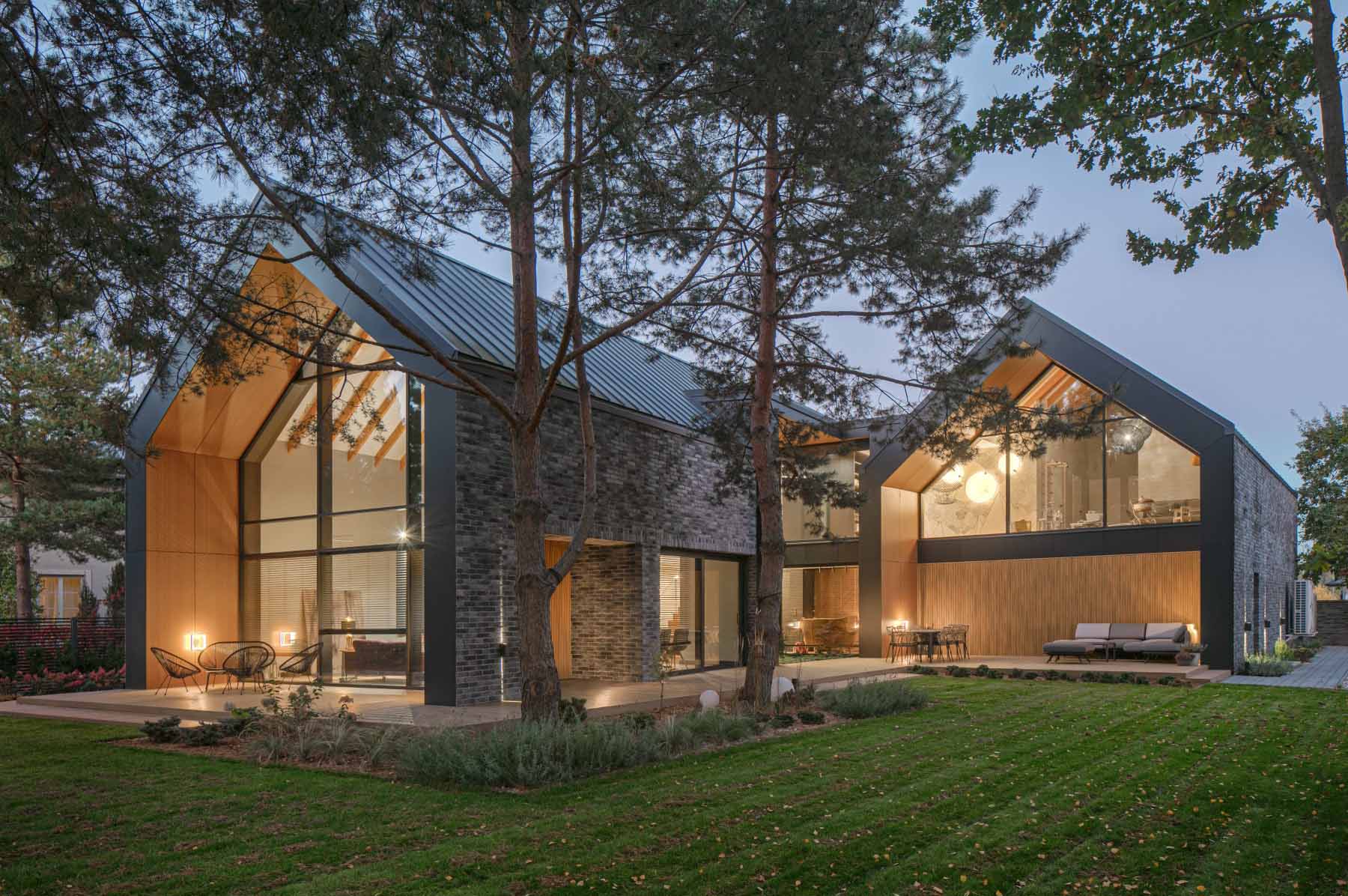 Double Barn is a designer house, but at the same time is durable and timeless, as it is firmly rooted in local tradition and adapted to the context of nature.