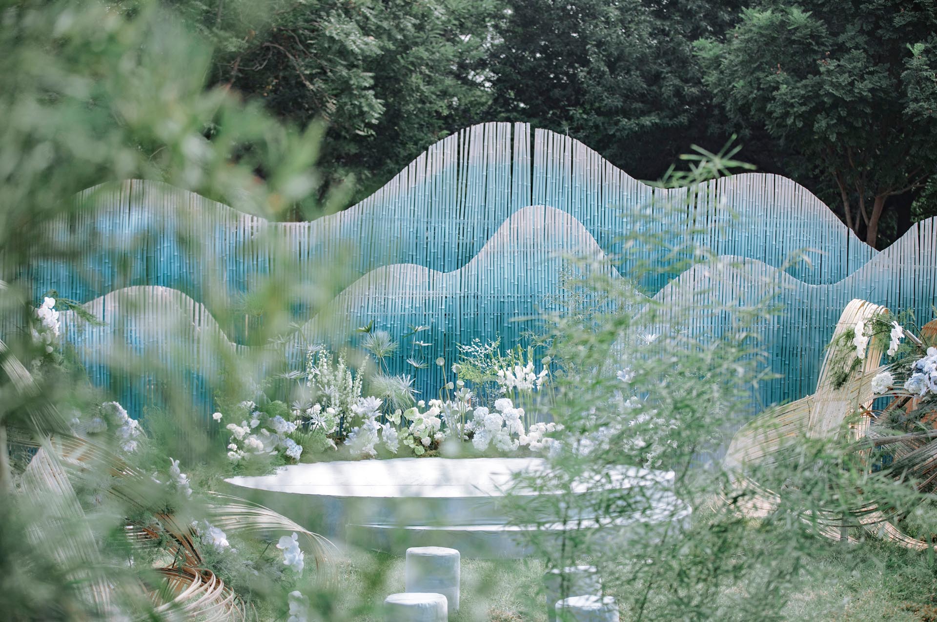 As a wedding ceremony area, the structure has a bamboo mountain background, a turquoise full moon stage, a complete space installation formed by bamboo pieces installed on the river, and a small bamboo bridge, with a height of about 3.5 meters.