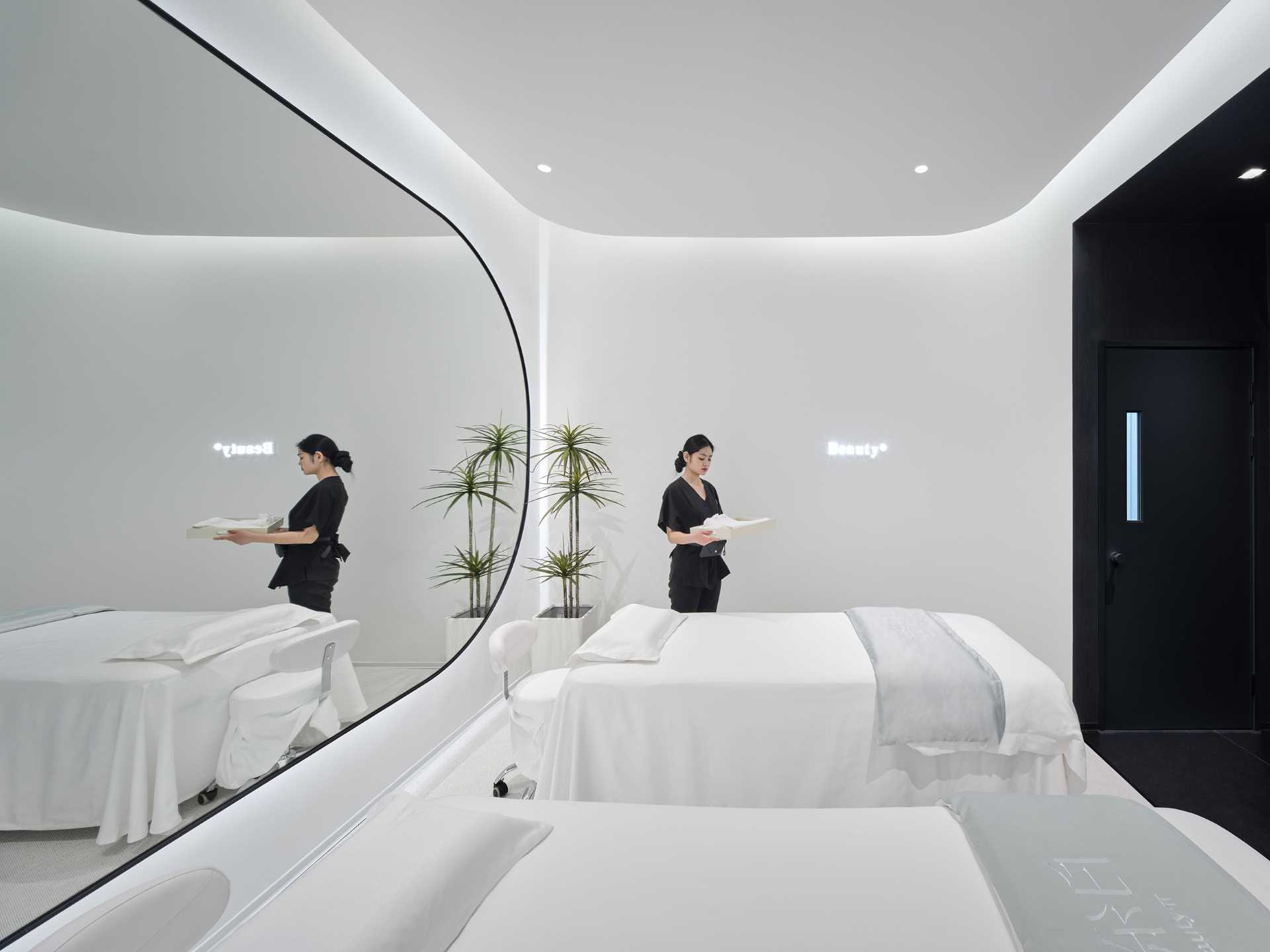 In the treatment rooms, the designers use uses color and material to strengthen the functional zoning and increase the layout of the room visually, as seen in the dual-bed treatment room.