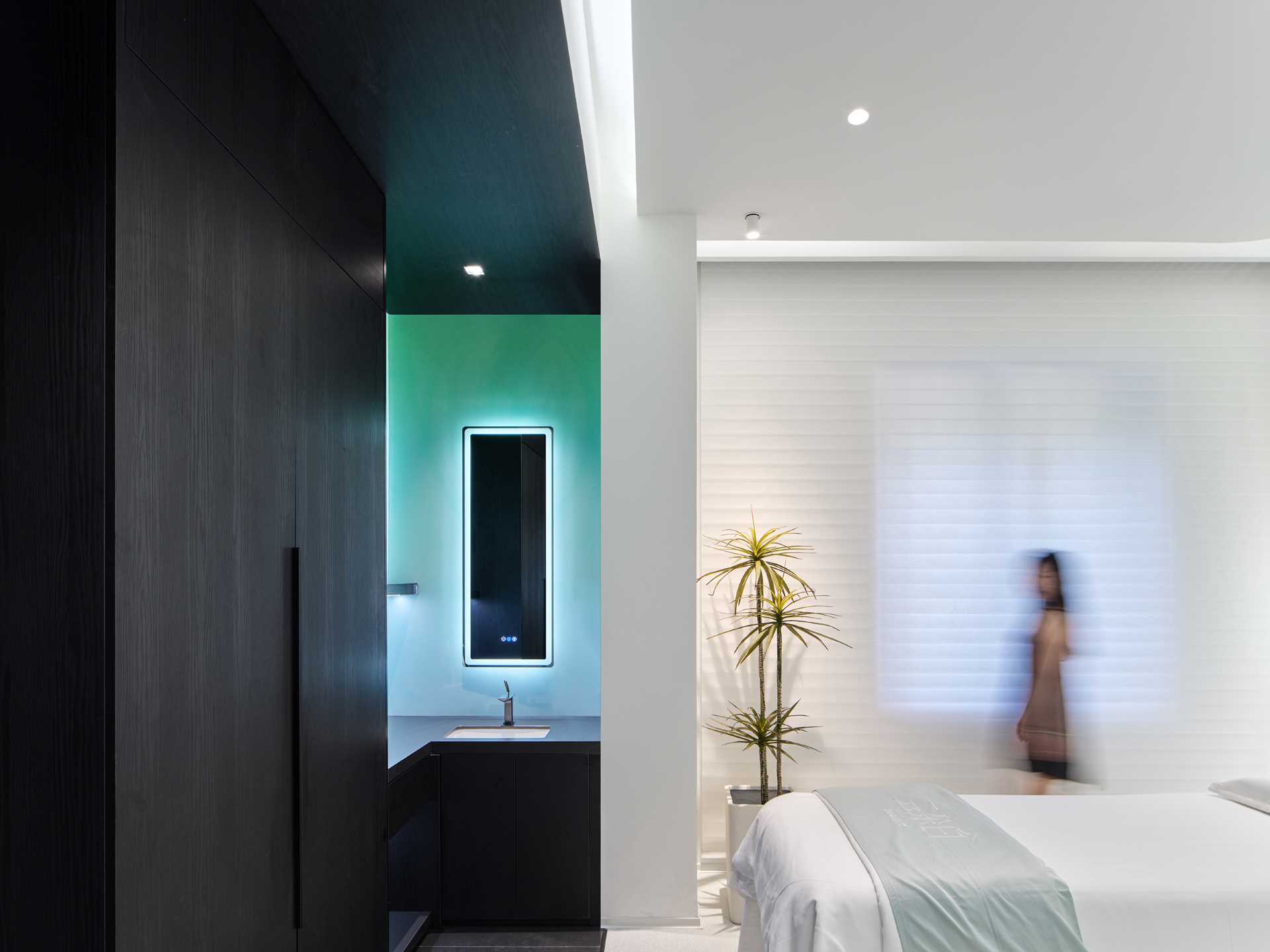 In the treatment rooms, the designers use uses color and material to strengthen the functional zoning and increase the layout of the room visually, as seen in the dual-bed treatment room.