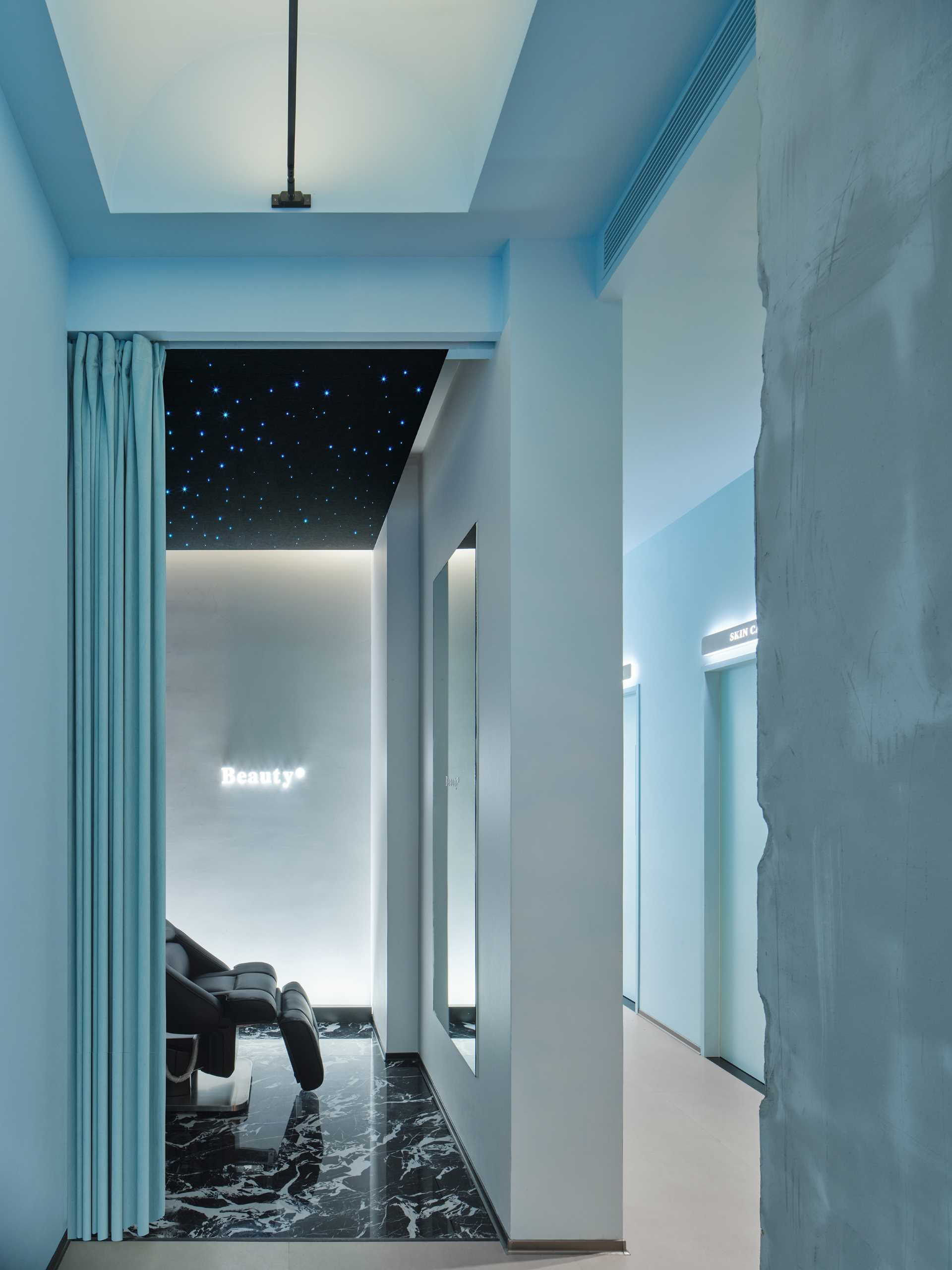 The head spa room is furnished with a dark starry sky ceiling that creates a quiet and comfortable atmosphere, ideal for head care and makeup services.