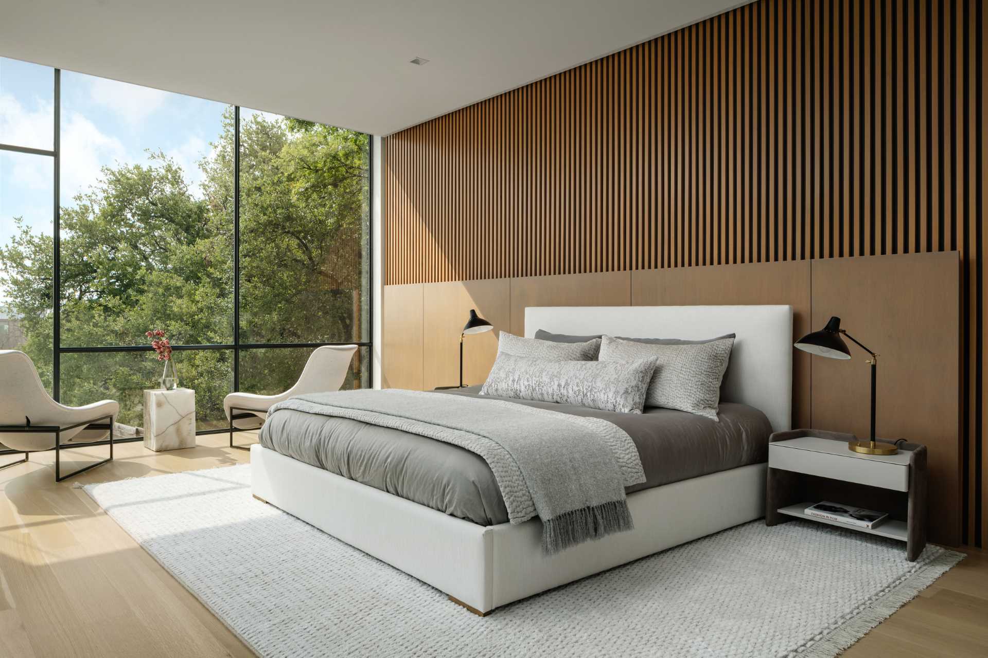 The primary suite is cantilevered above the sloping grade and is the closest part of the residence to the city, allowing the bedroom to essentially float among the treetops while hovering above the adjacent pool.