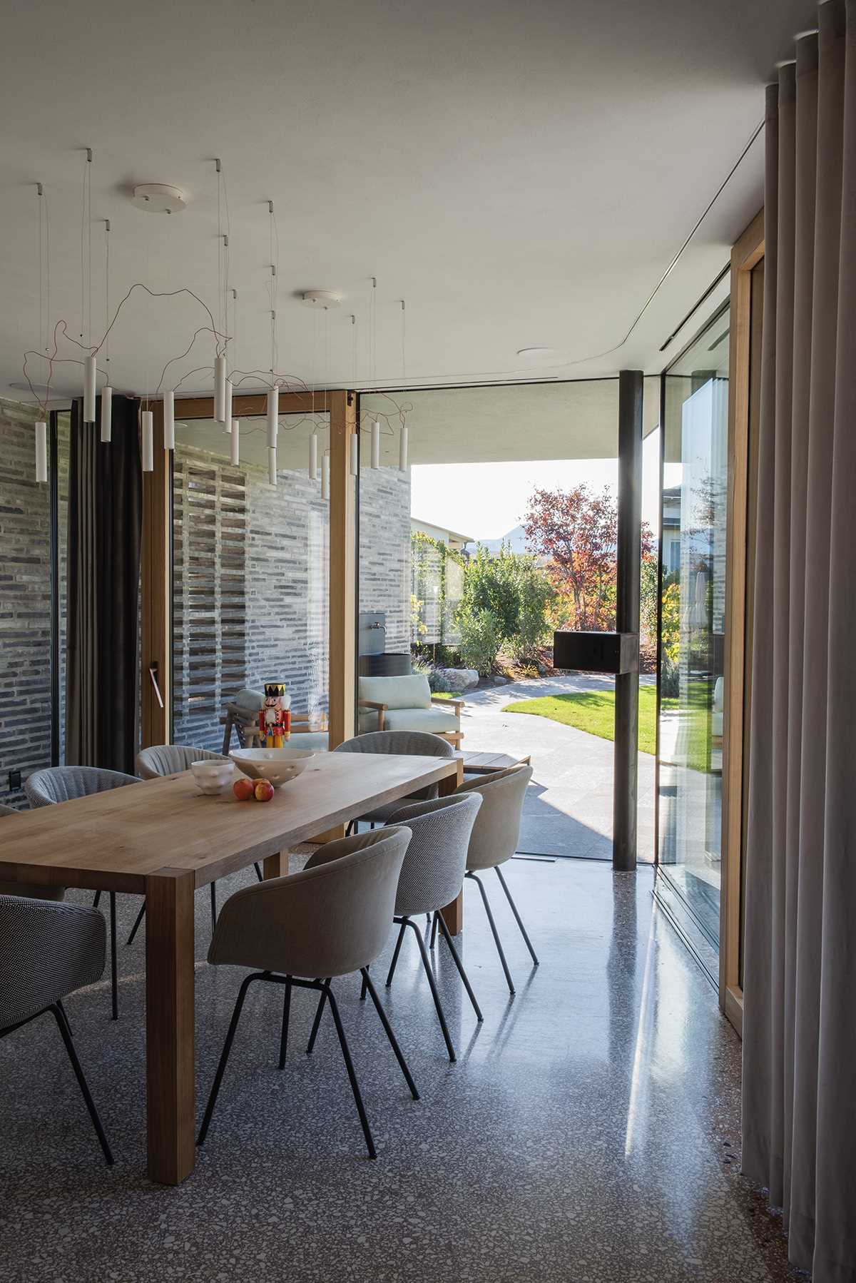 A wood-framed door connects the dining room with the outdoor space.