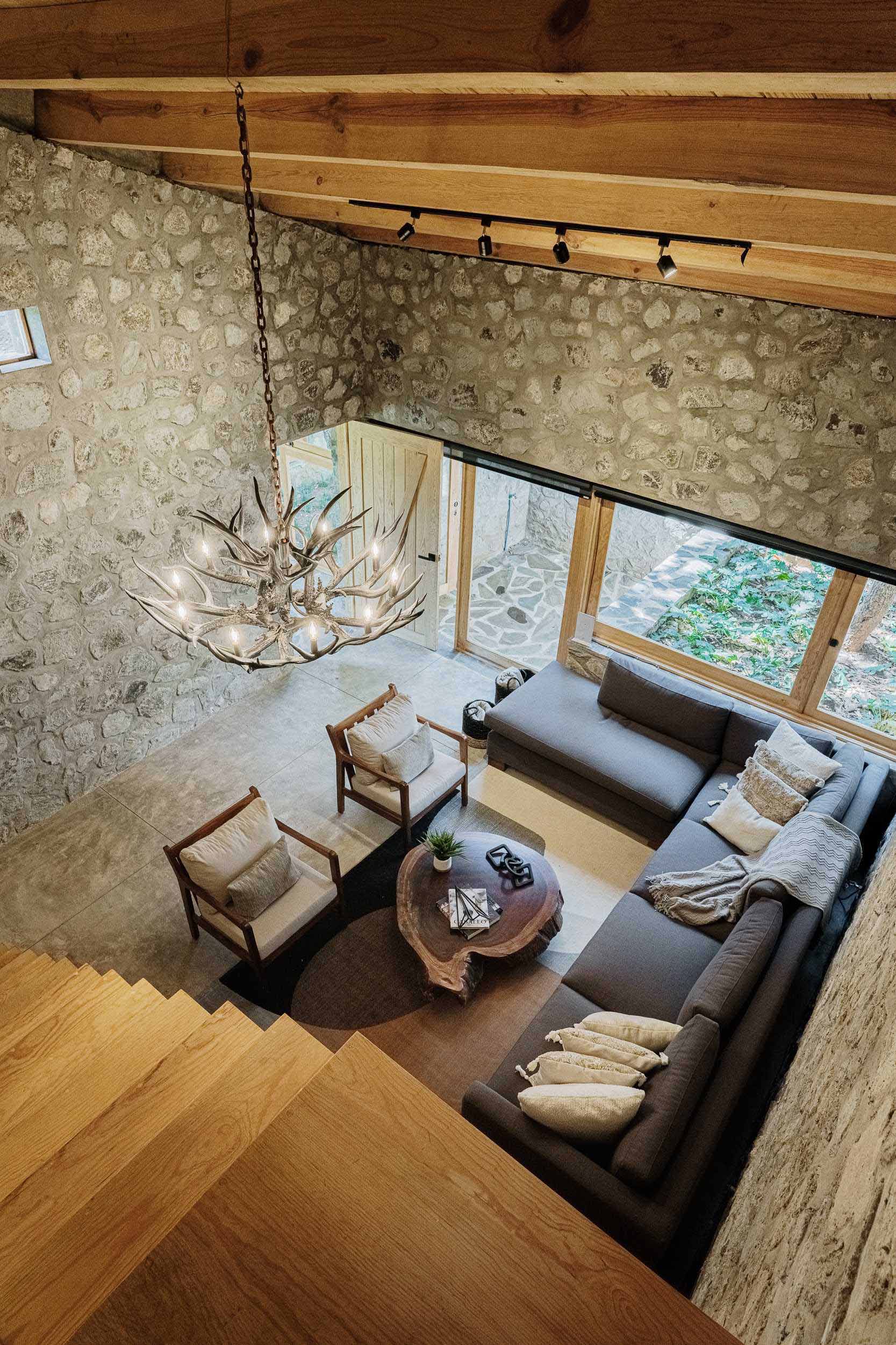 یک اتاق نشیمن مدرن با یک کاناپه L شکل که گوشه آن را می پوشاند.