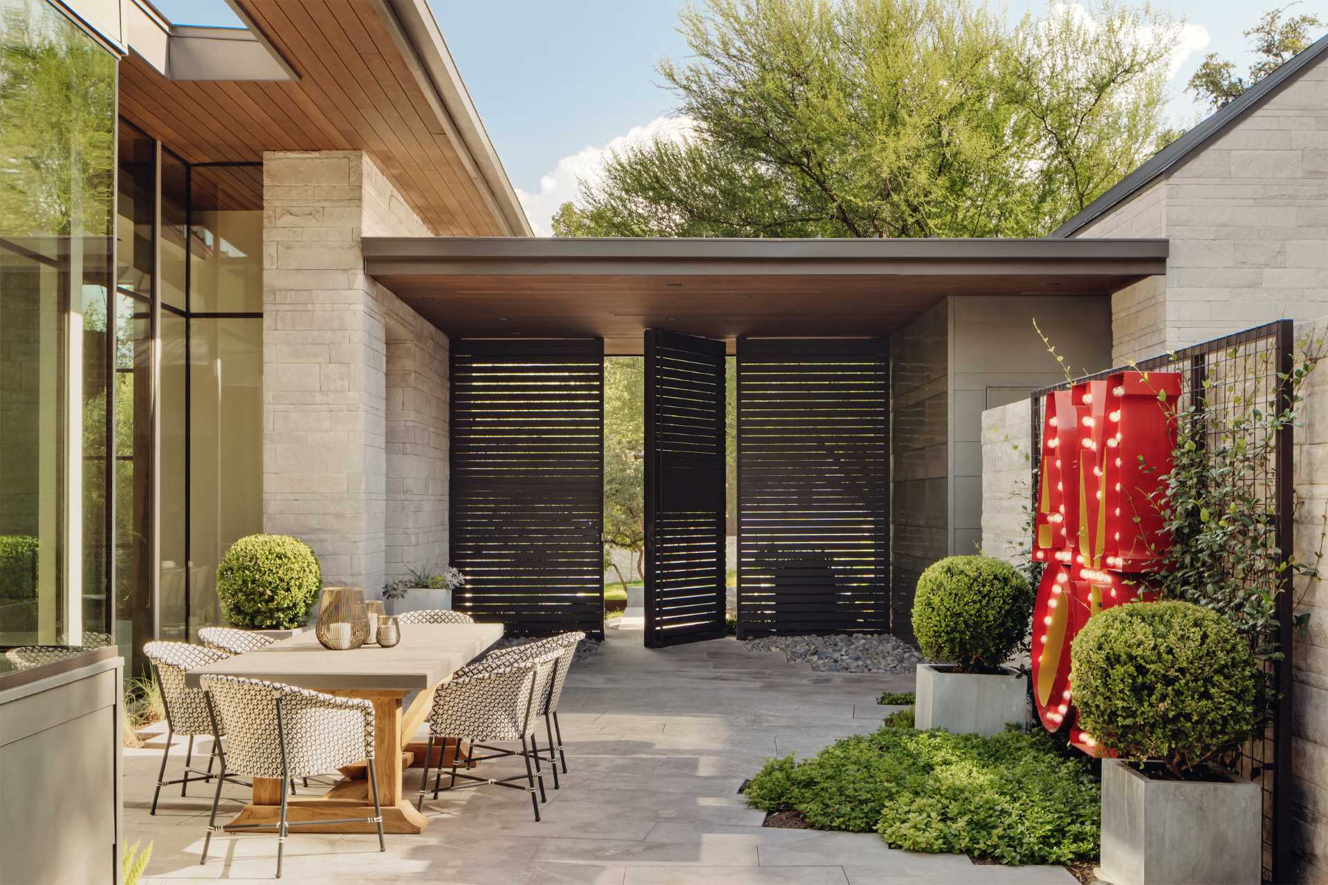 A discreet courtyard leads into the main house and features a bistro dining area and a custom ‘amor’ metal sign (inspired by the original iconic sculpture by Robert Indiana).