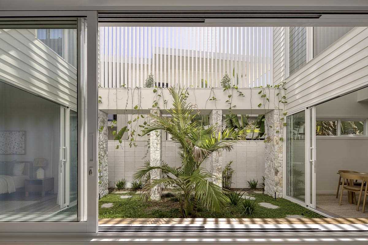 Designed to be a private sanctuary, this small courtyard and garden offer respite from the predominant southerly sea breezes, providing a calm enclave where one can unwind and recharge.