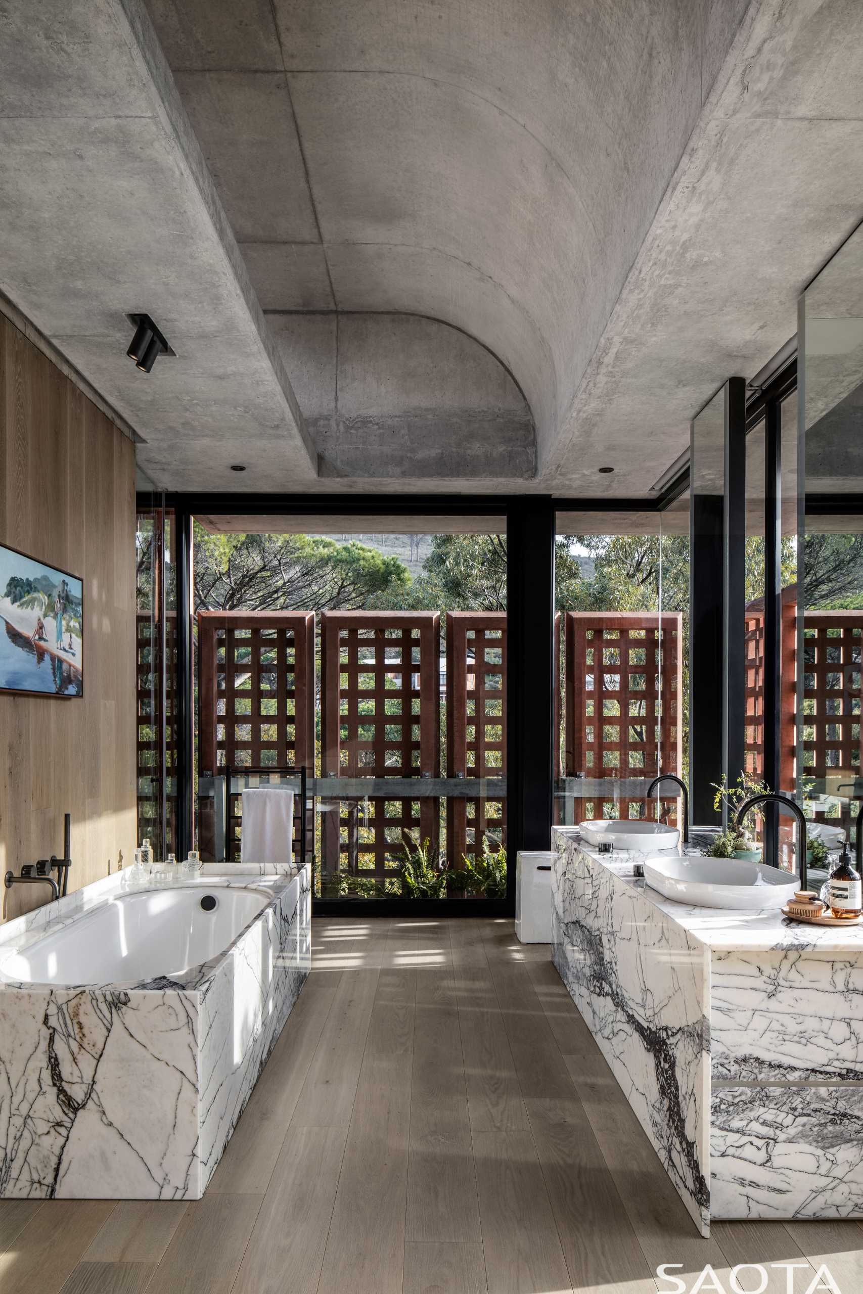 В этой ванной комнате изогнутый потолок добавляет пространству визуальный интерес, а туалетный столик соответствует обрамлению ванны.