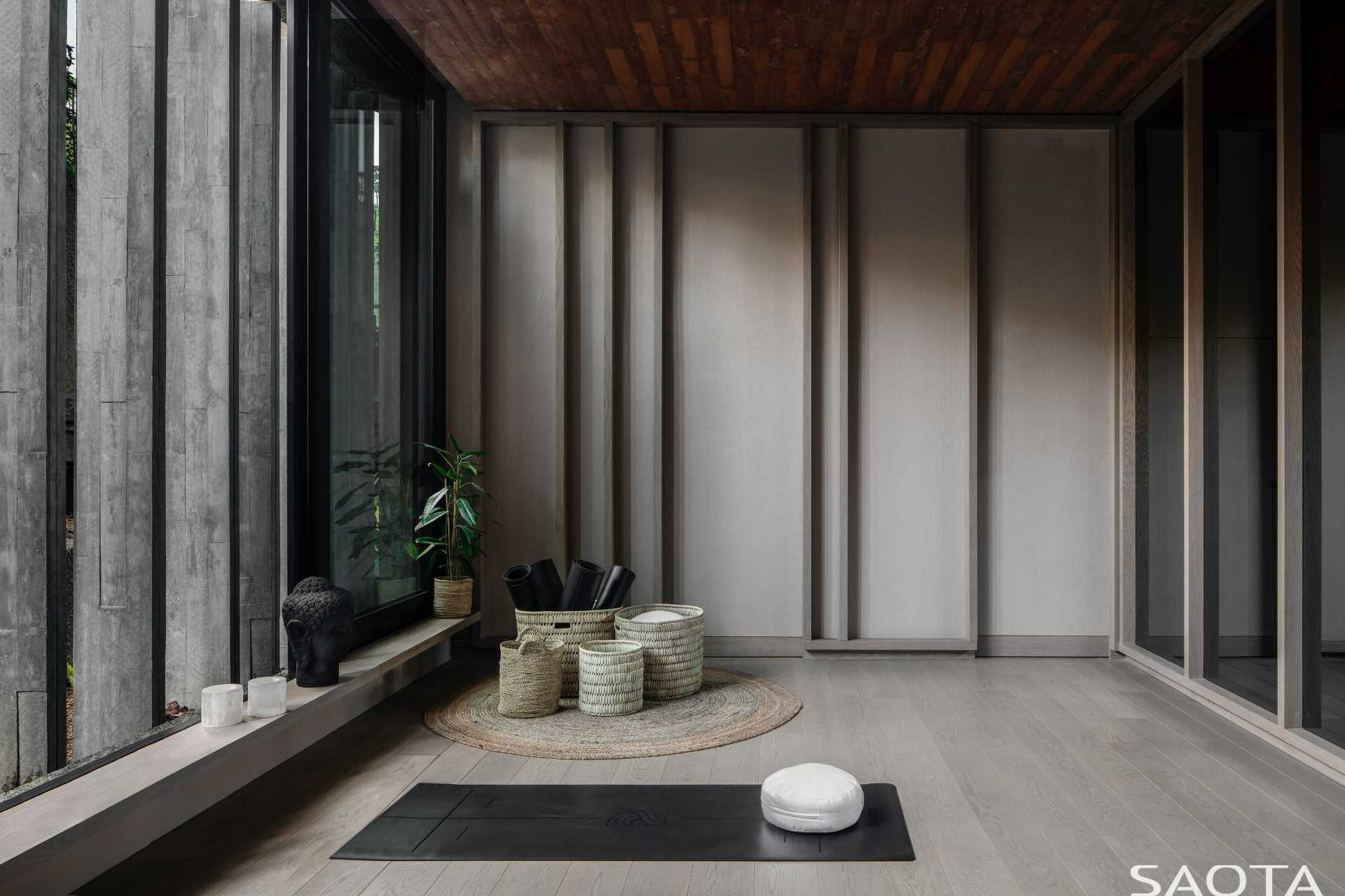 A yoga studio with a minimal design, allowing for a calm atmosphere.