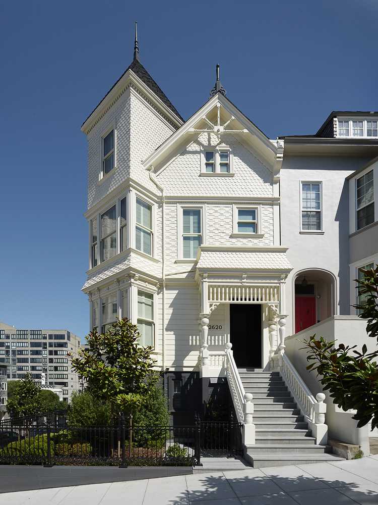 This Victorian-era house underwent a complete restructuring and received a new interior layout to accommodate a large family. 