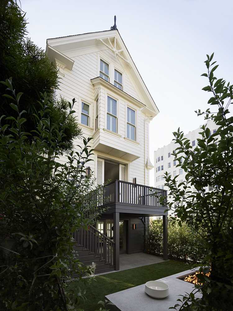 This Victorian-era house underwent a complete restructuring and received a new interior layout to accommodate a large family. 