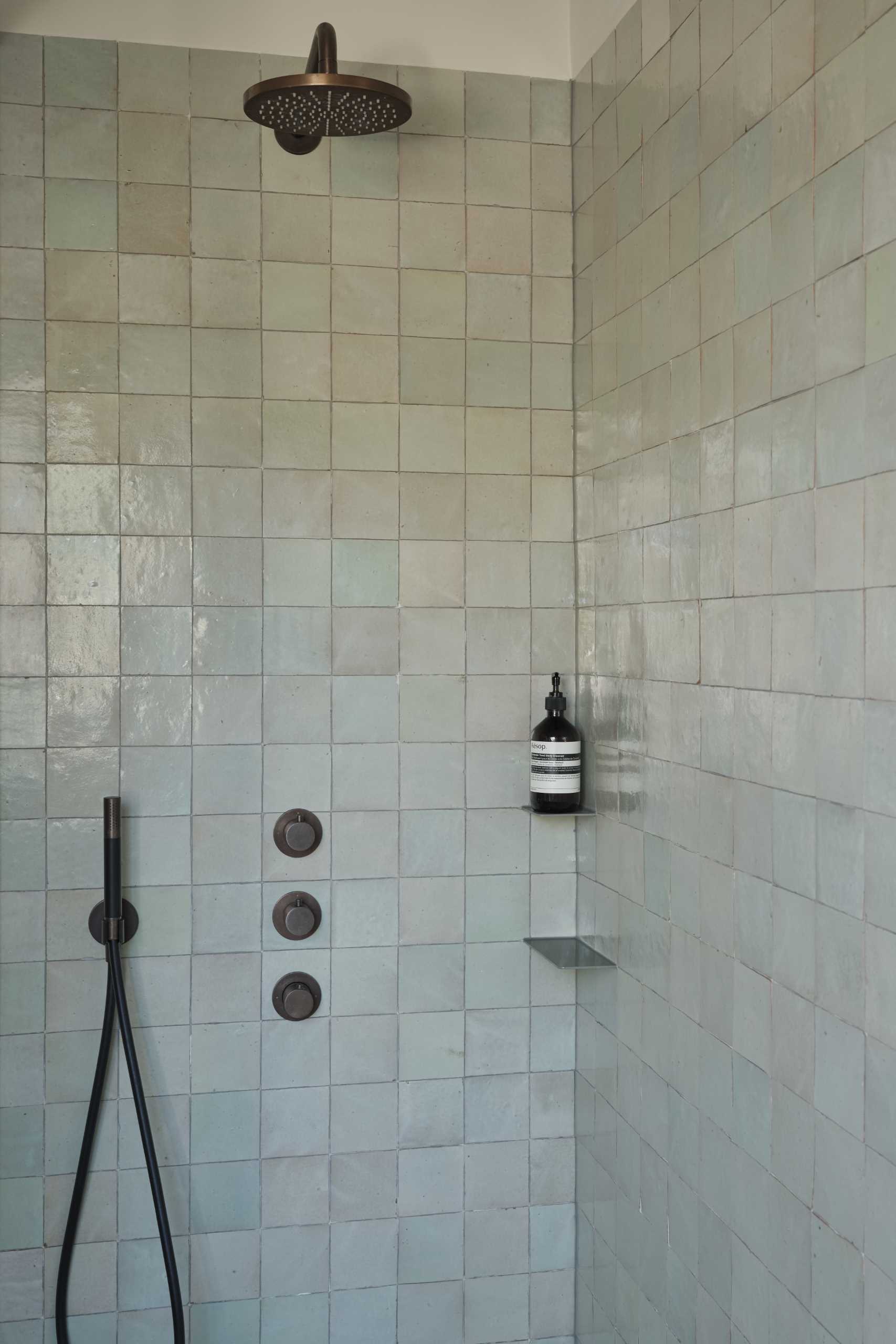 In the children’s bathroom, a more outspoken green color palette was applied over a range of tiles and a terrazzo sink.