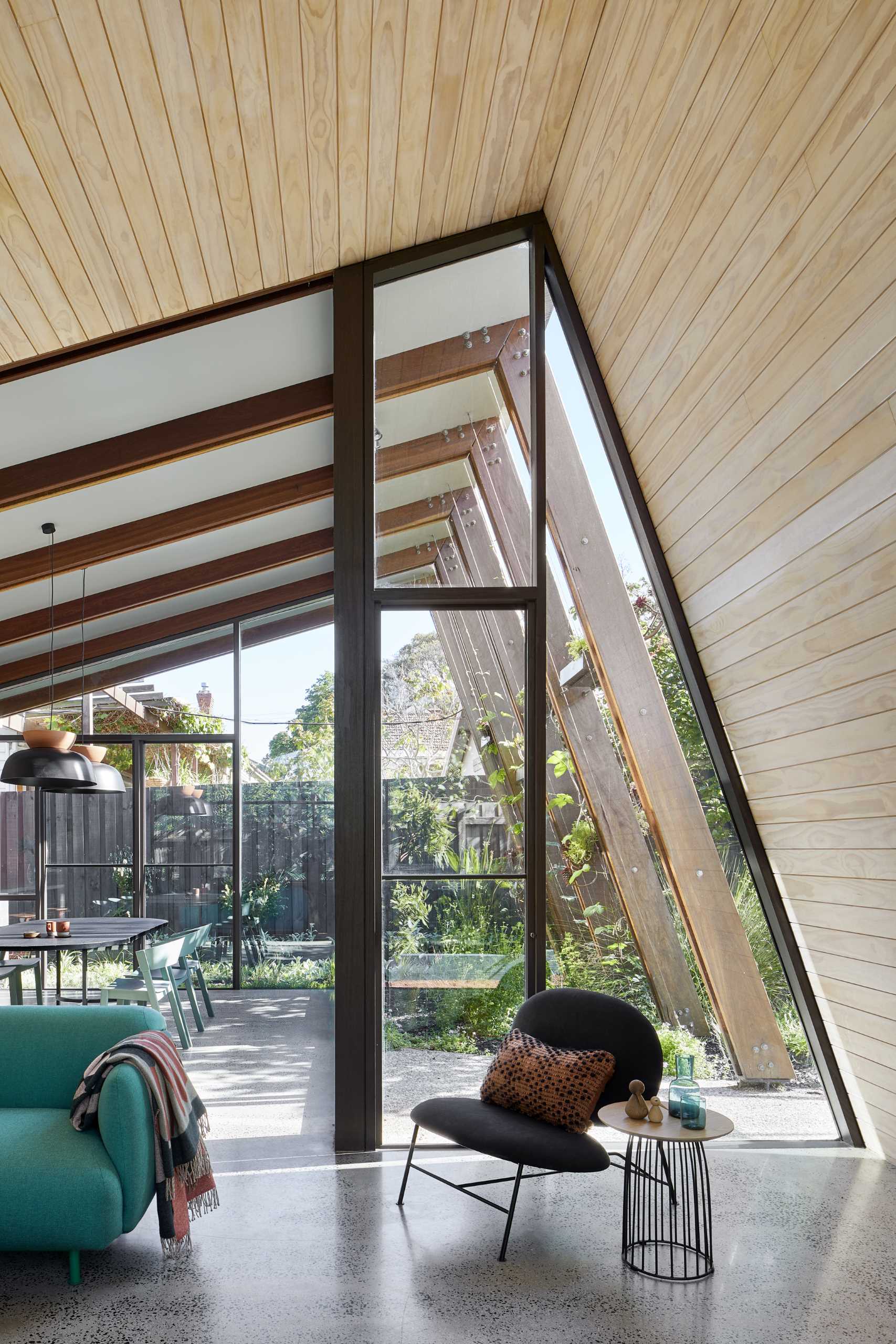 The timber ceilings found in the original home are reflected in the addition, cocooning the lounge area, and adding a sense of warmth.