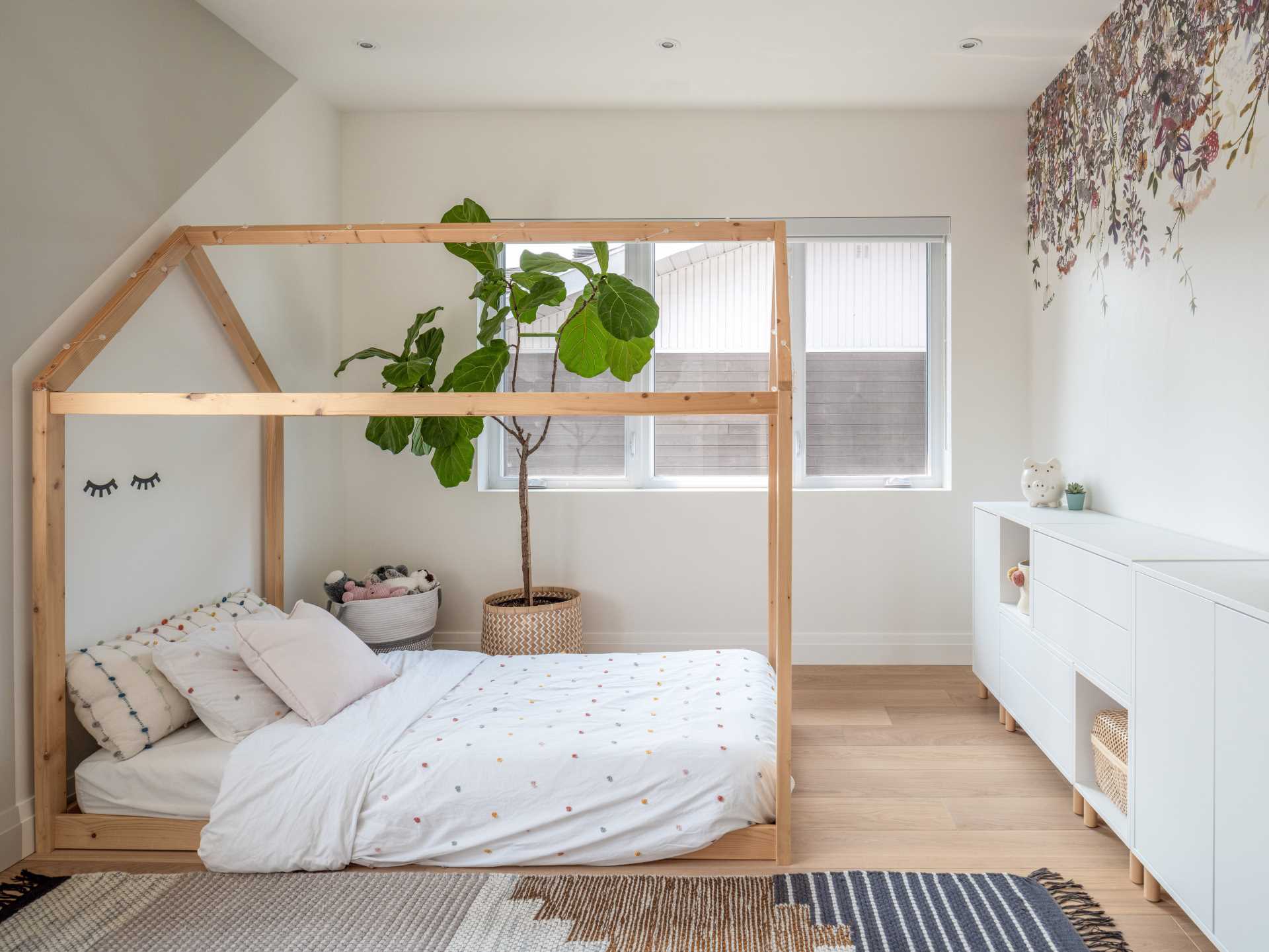 In this modern kids bedroom a floral accent has been added to the wall to create a fun pop of color that isn't overpowering.