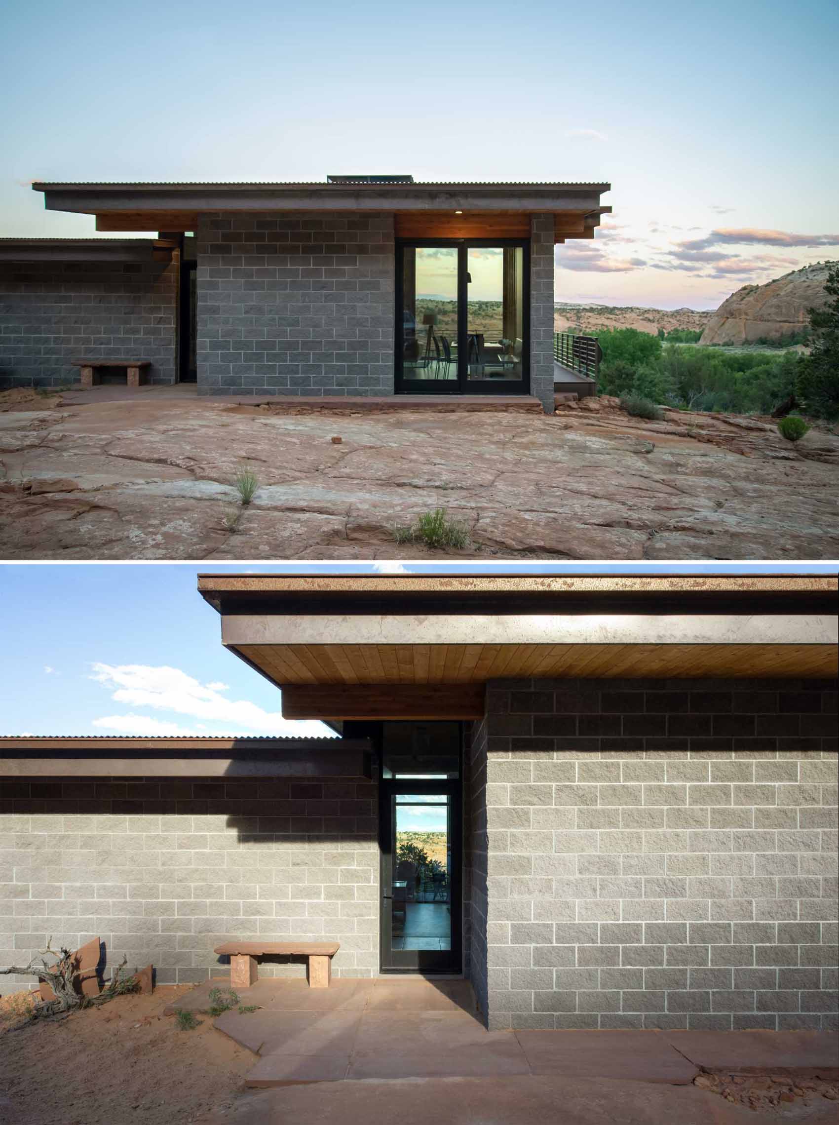 O casă modernă în deșert, care are oțel rezistent la intemperii, bloc de beton despicat și cedru.