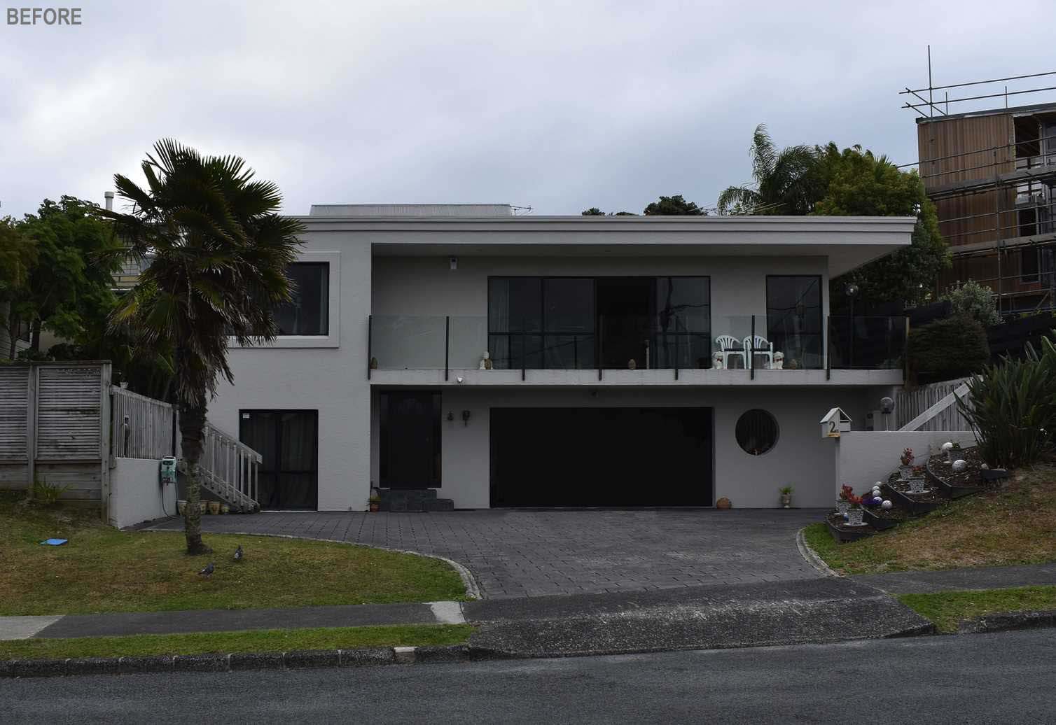 ÎNAINTE - O casă renovată din anii 1980, placată cu ipsos, din Noua Zeelandă, a primit un exterior modern din lemn de culoare închisă și ferestre noi.