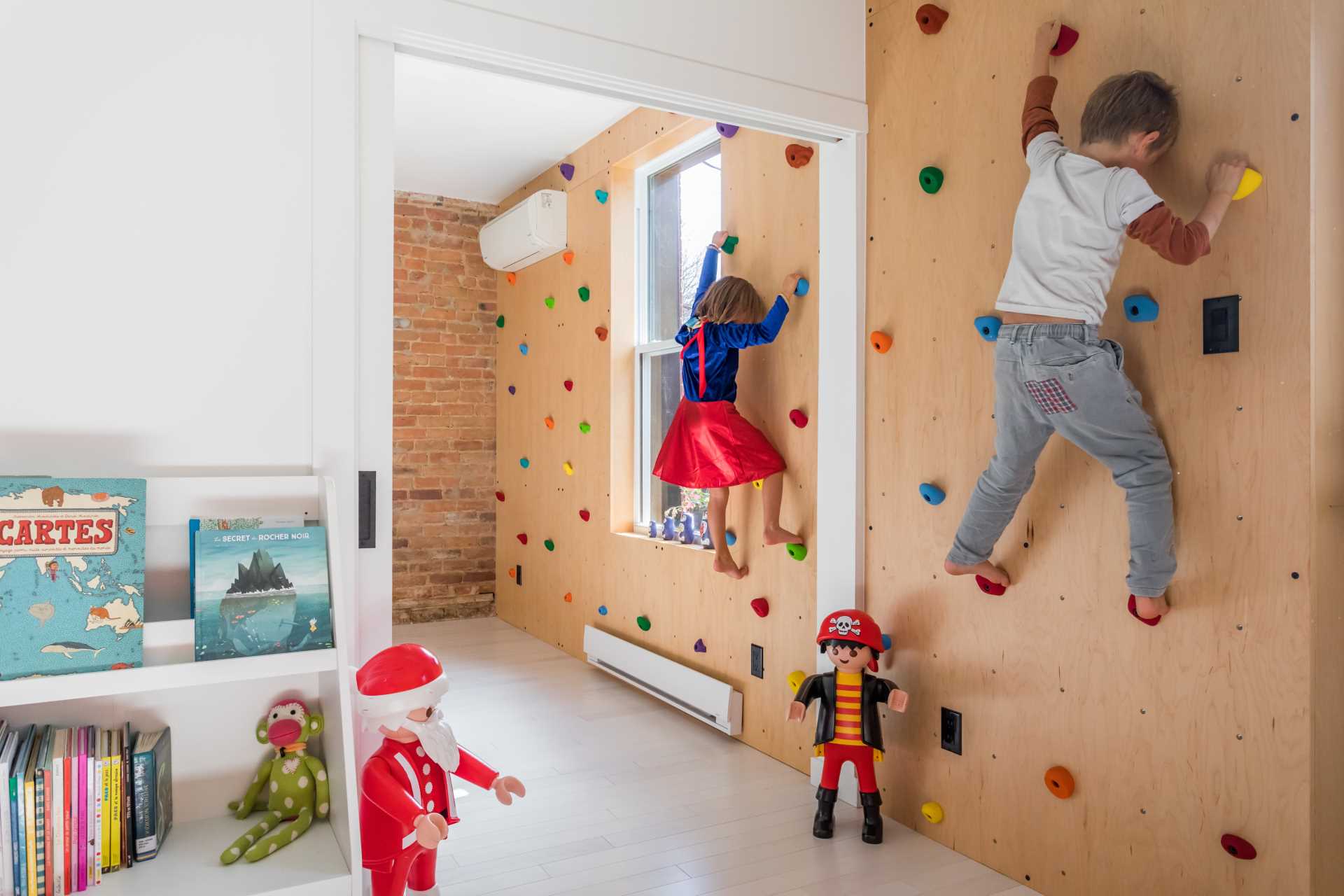 A rock-climbing wall decorates the children’s bedroom and adds a colorful accent.
