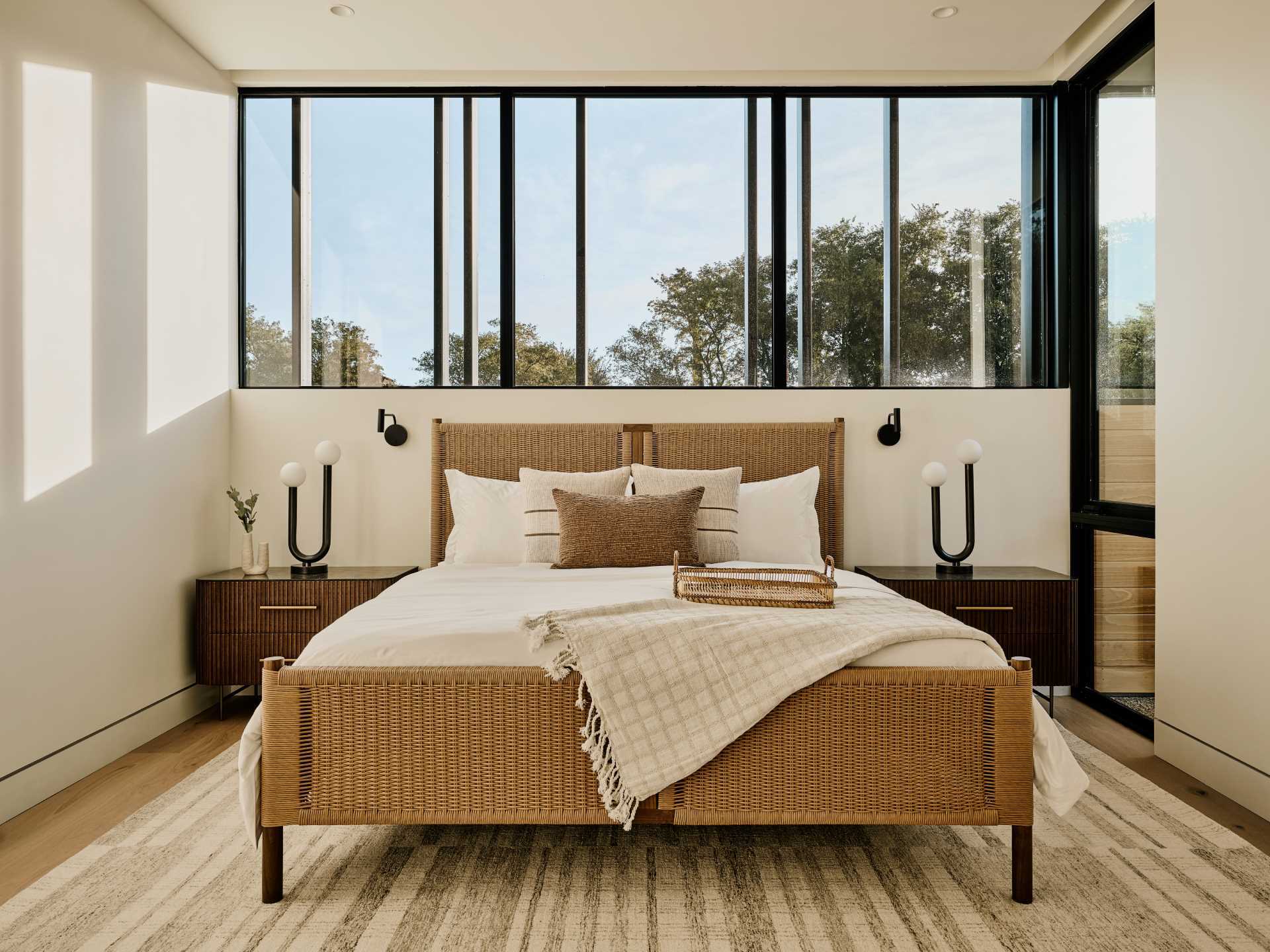 În dormitor, elementele texturate adaugă interes mobilierului contemporan.