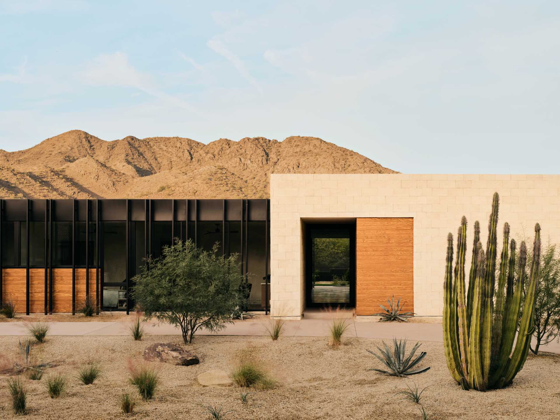 Pe măsură ce vă apropiați de această casă modernă din deșert, primul lucru care captează privirea este interacțiunea izbitoare a aripioarelor metalice care împodobesc exteriorul, care au fost inspirate de plantele Ocotillo.