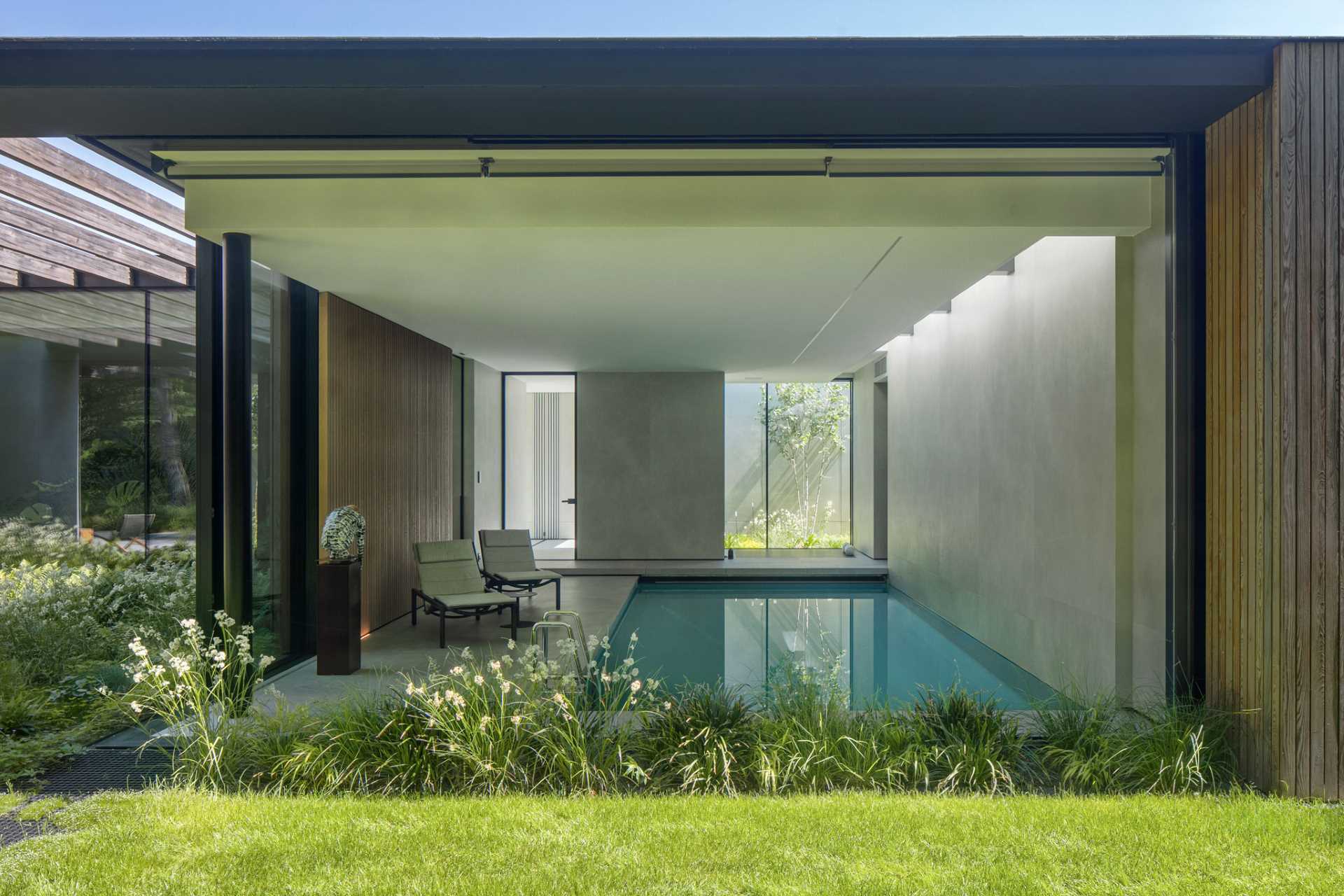 O casă modernă cu piscină interioară.