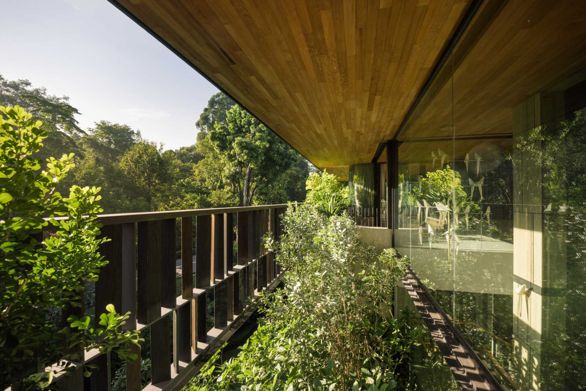 O casă modernă care are plante și paravane de umbră integrate în designul său.