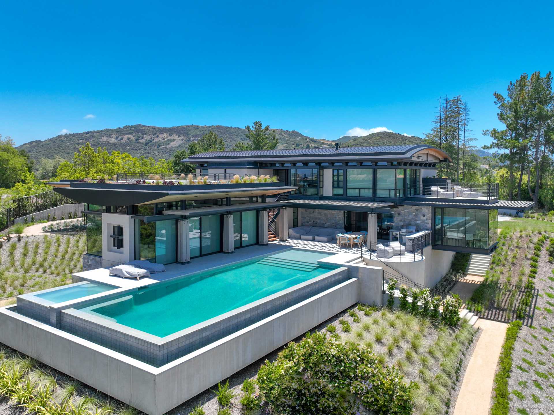 Bjella Architecture s-a finalizat în Los Angeles, California, care este amplasat pe un deal cu vedere la orașul întins.