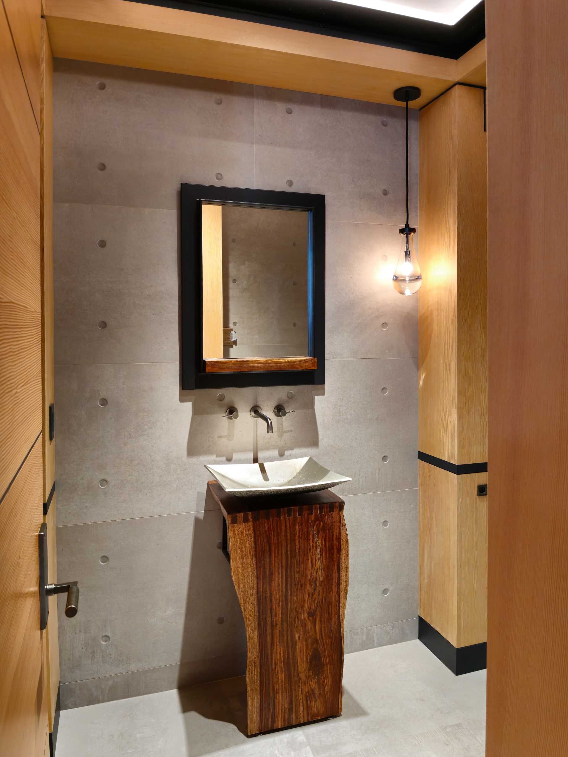 O cameră de toaletă modernă cu structură din lemn și oțel expusă.