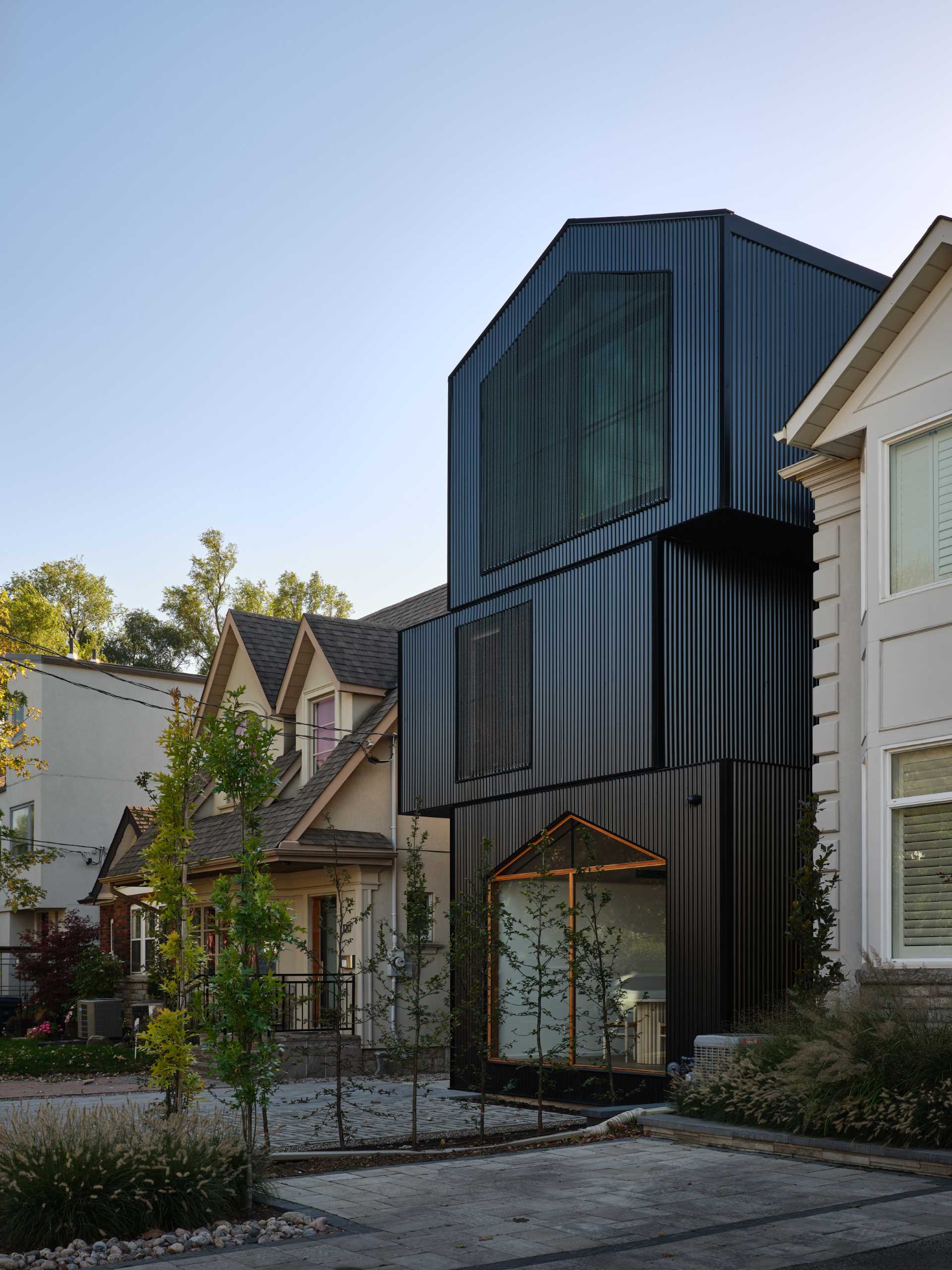 Locuința are un acoperiș în două frontoane și apare ca o serie de cutii negre stivuite, cu diferite niveluri care definesc diferitele zone ale casei.