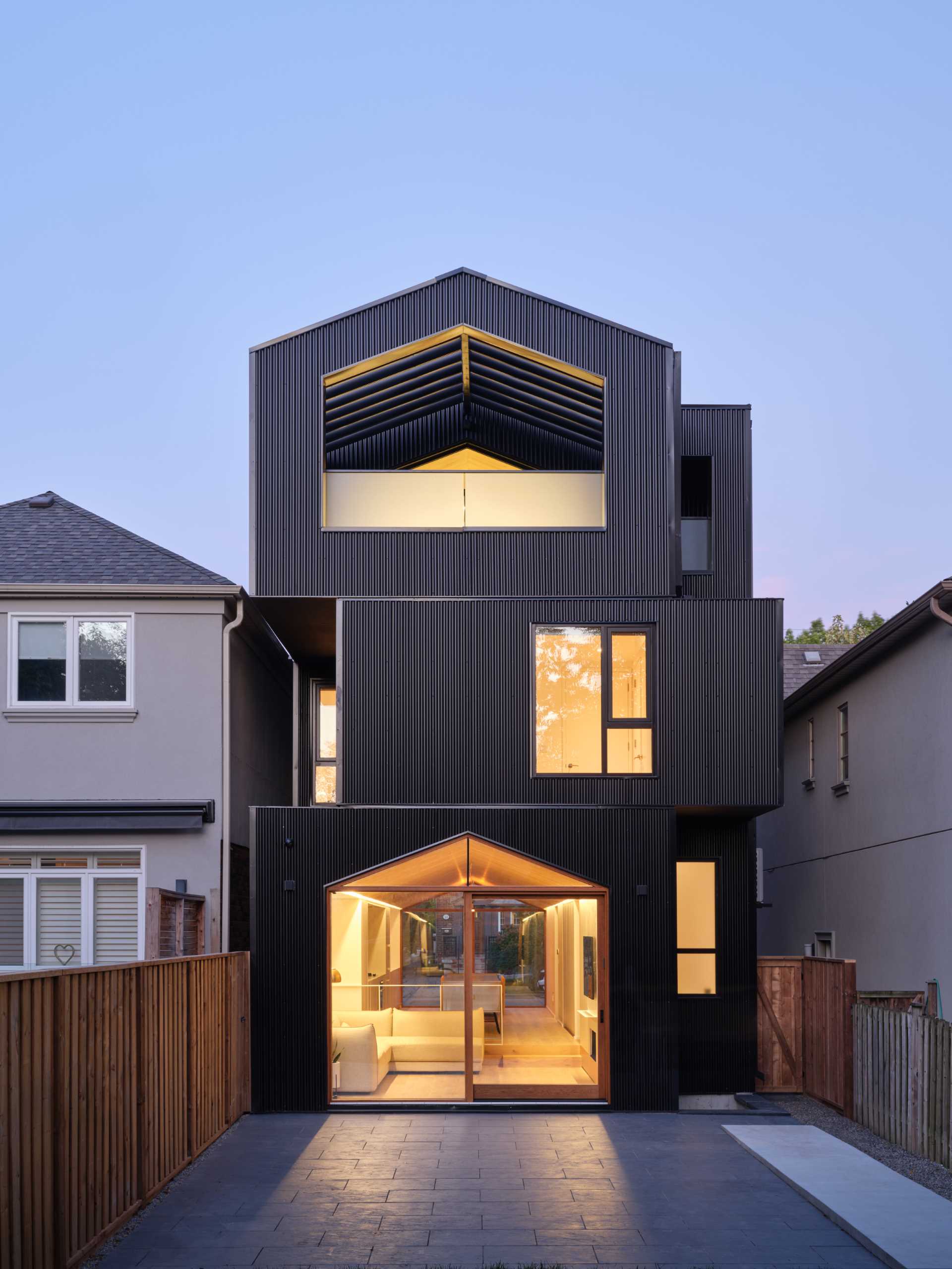 Locuința are un acoperiș în două frontoane și apare ca o serie de cutii negre stivuite, cu diferite niveluri care definesc diferitele zone ale casei.