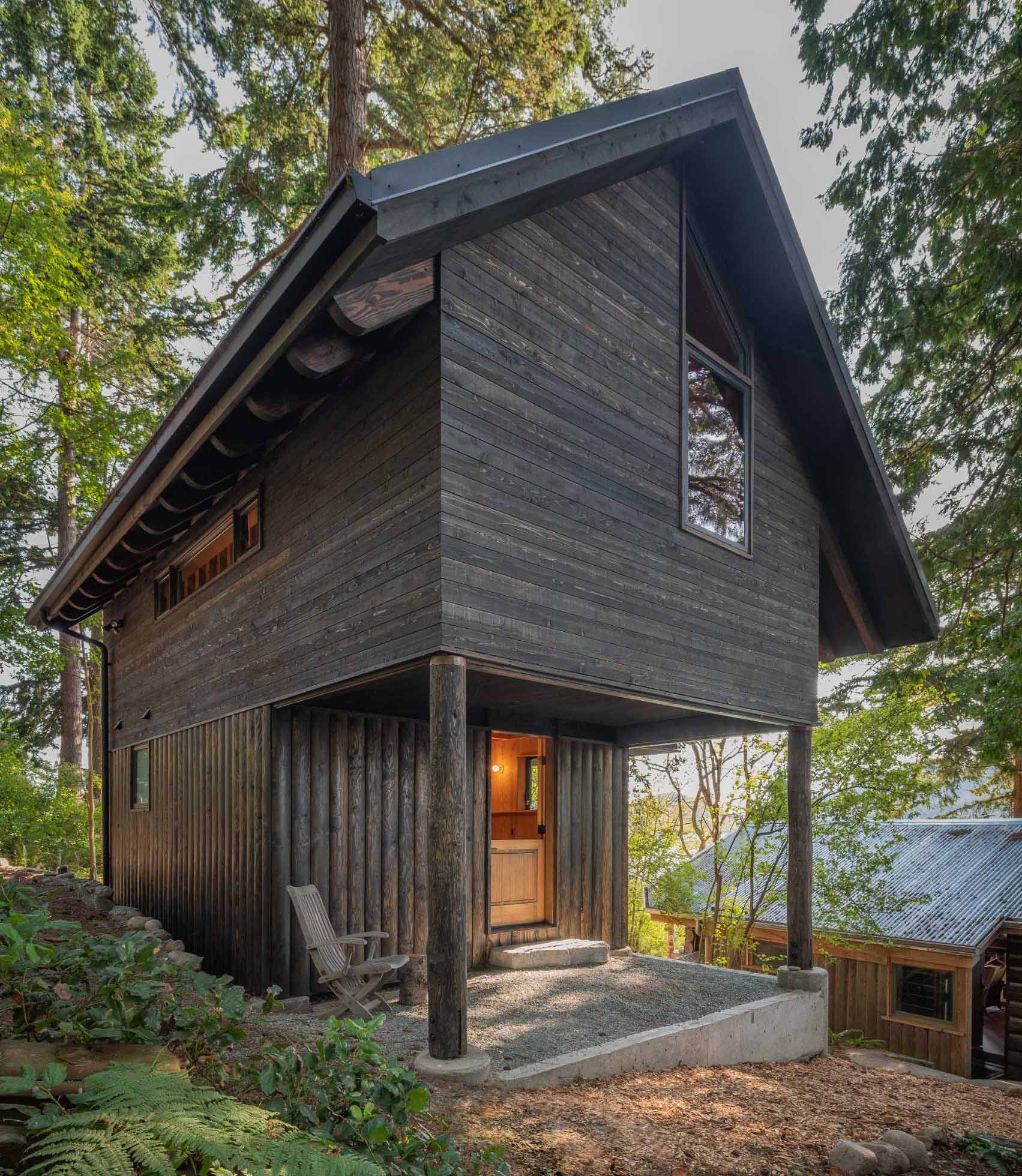 The exterior of the cabin features tongue and groove rough-sawn Western Red Cedar cladding, while the lower section has Disdero Cabin Log Siding. Both of which have been stained black.