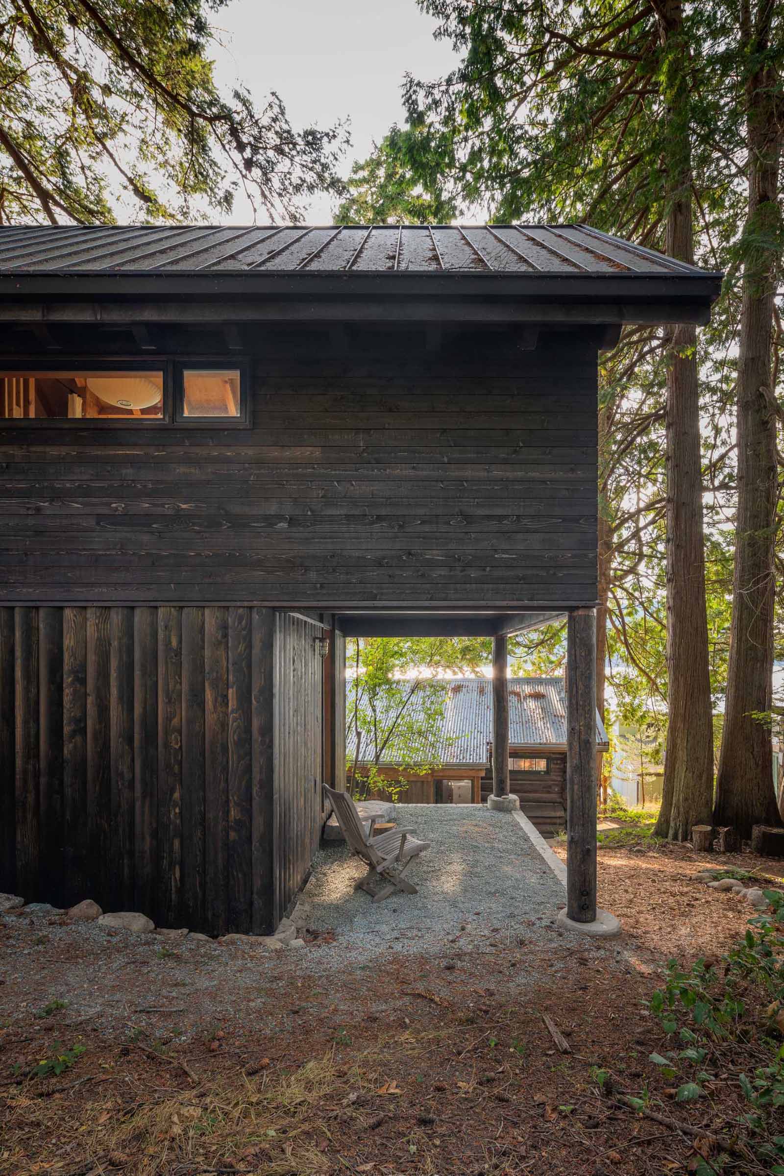 The exterior of the cabin features tongue and groove rough-sawn Western Red Cedar cladding, while the lower section has Disdero Cabin Log Siding. Both of which have been stained black.