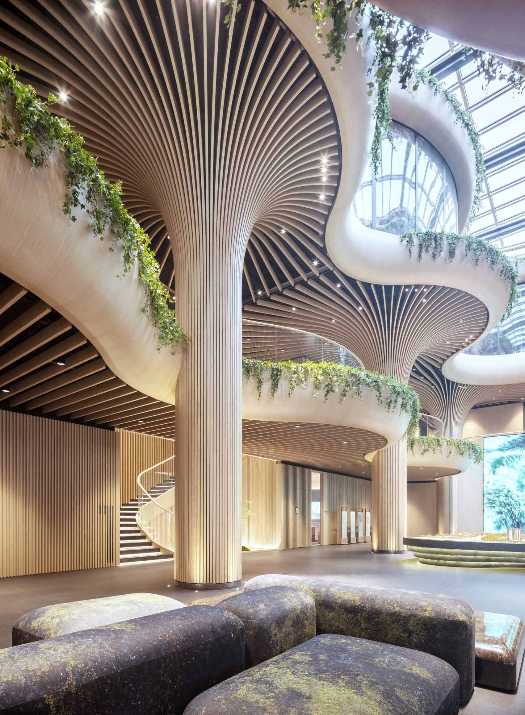 Современное здание, дизайн которого вдохновлен деревьями.