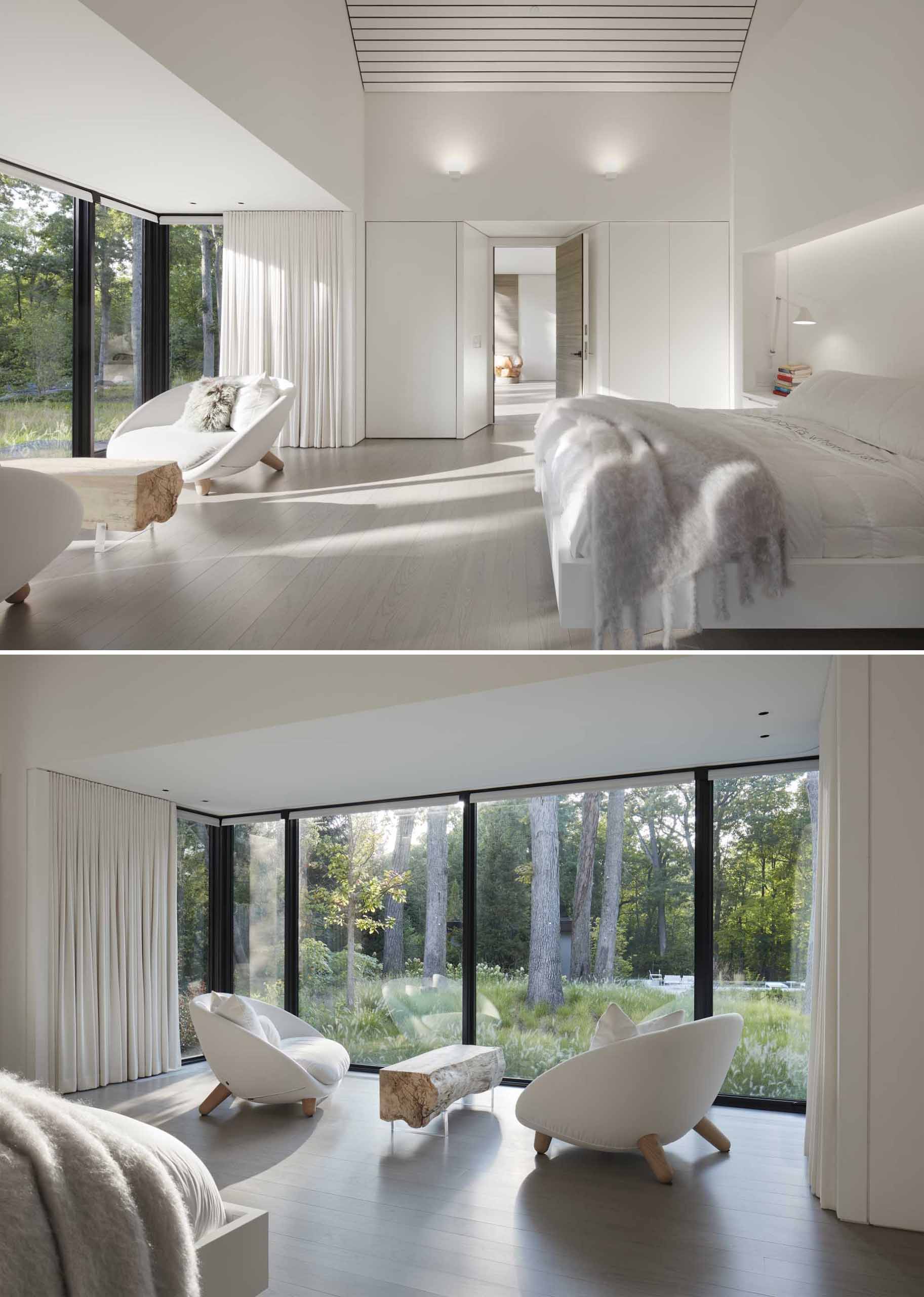 Эта современная спальня светлая и открытая, с собственной гостиной зоной с видом на сад.
