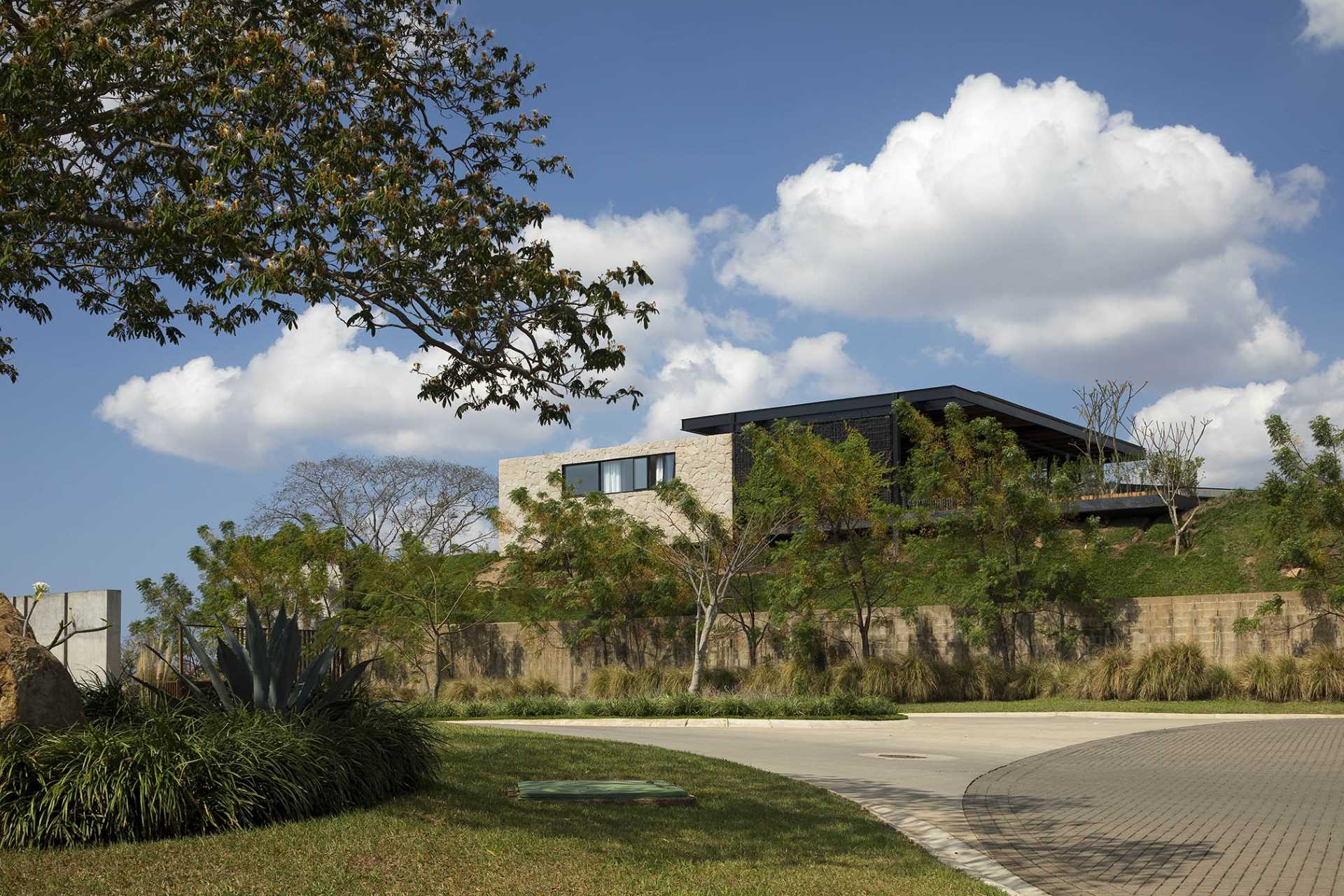 Eva Hinds Arquitectura has shared photos of a modern home they have completed in La Libertad, El Salvador, that has exposed structural elements.