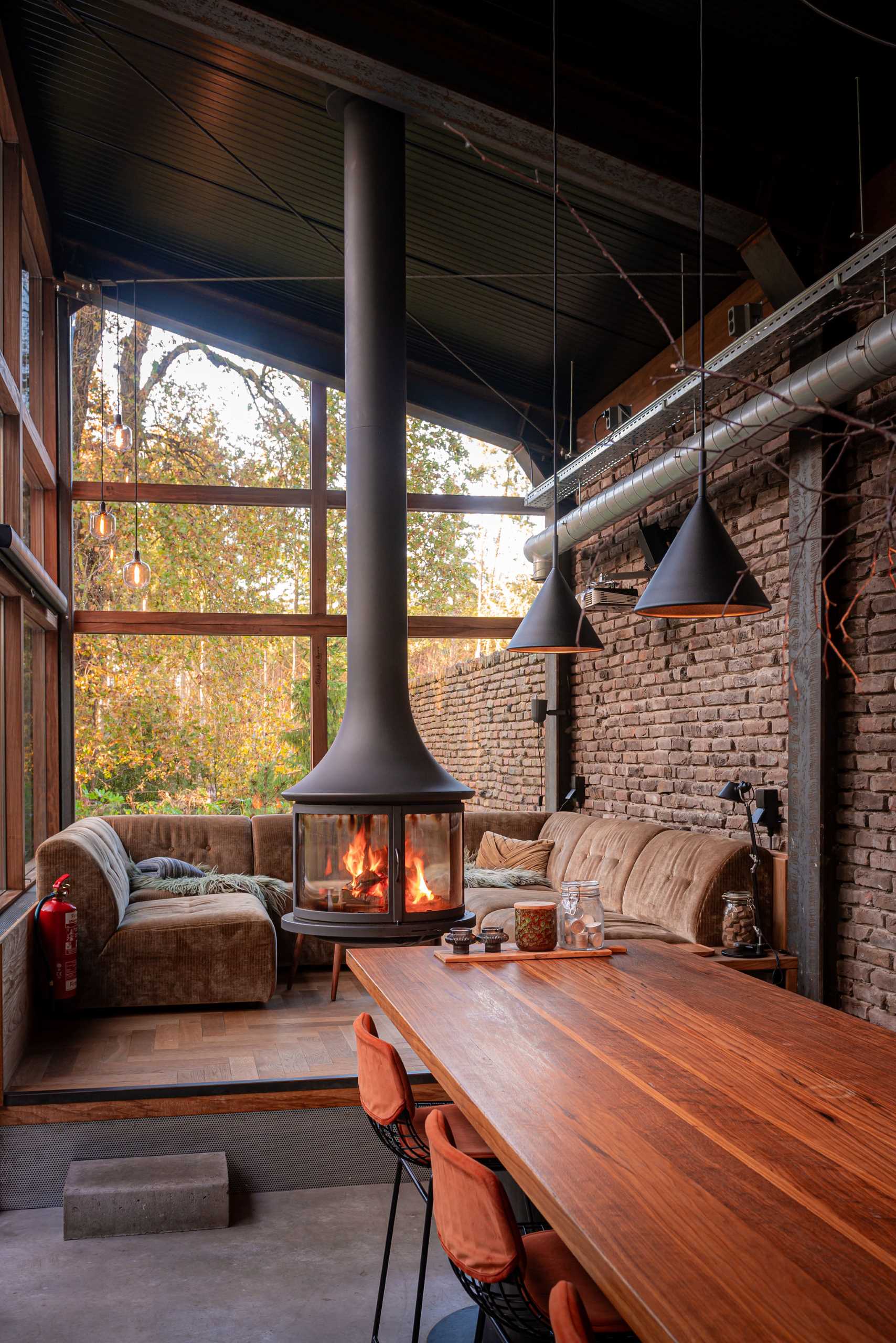 The walls featured on both the inside and outside of this home are made of ‘misfires’, or bricks that have transformed into unusual shapes during the baking process. 
