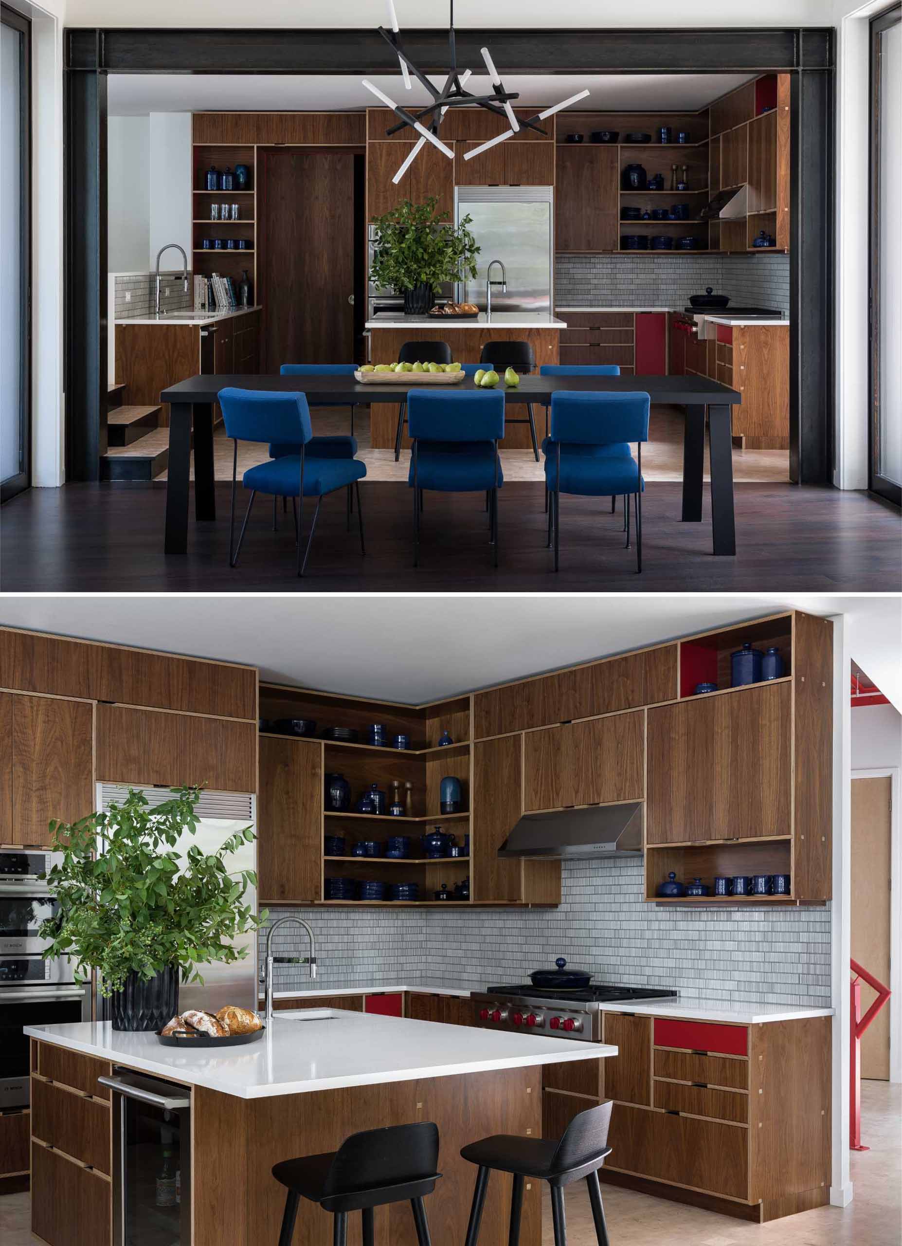 В этой современной кухне деревянные шкафы и полки, доходящие до потолка, подчеркнуты красными штрихами, а остров увеличивает количество доступного встречного пространства.