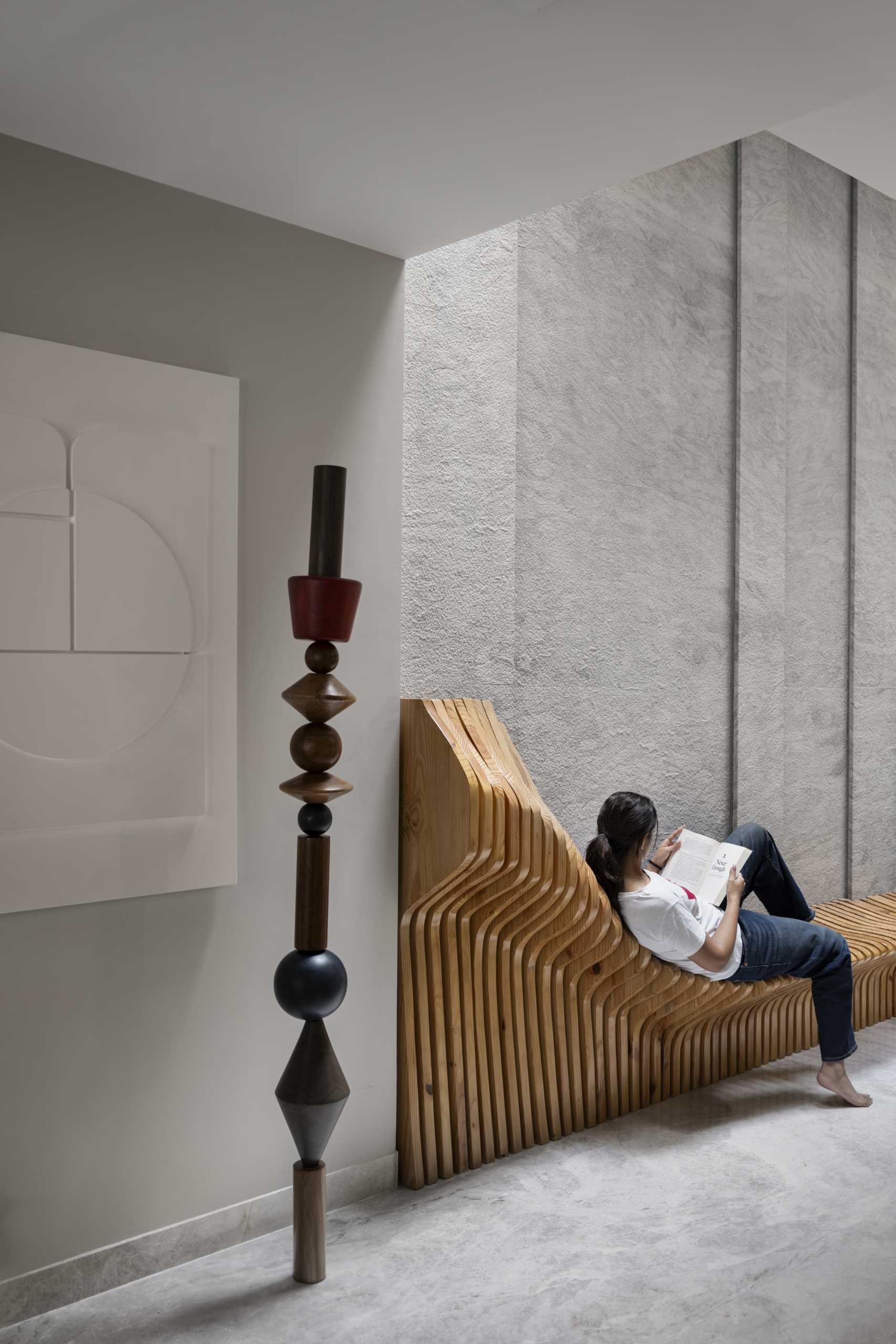 A modern ،me with a sculptural entryway bench.