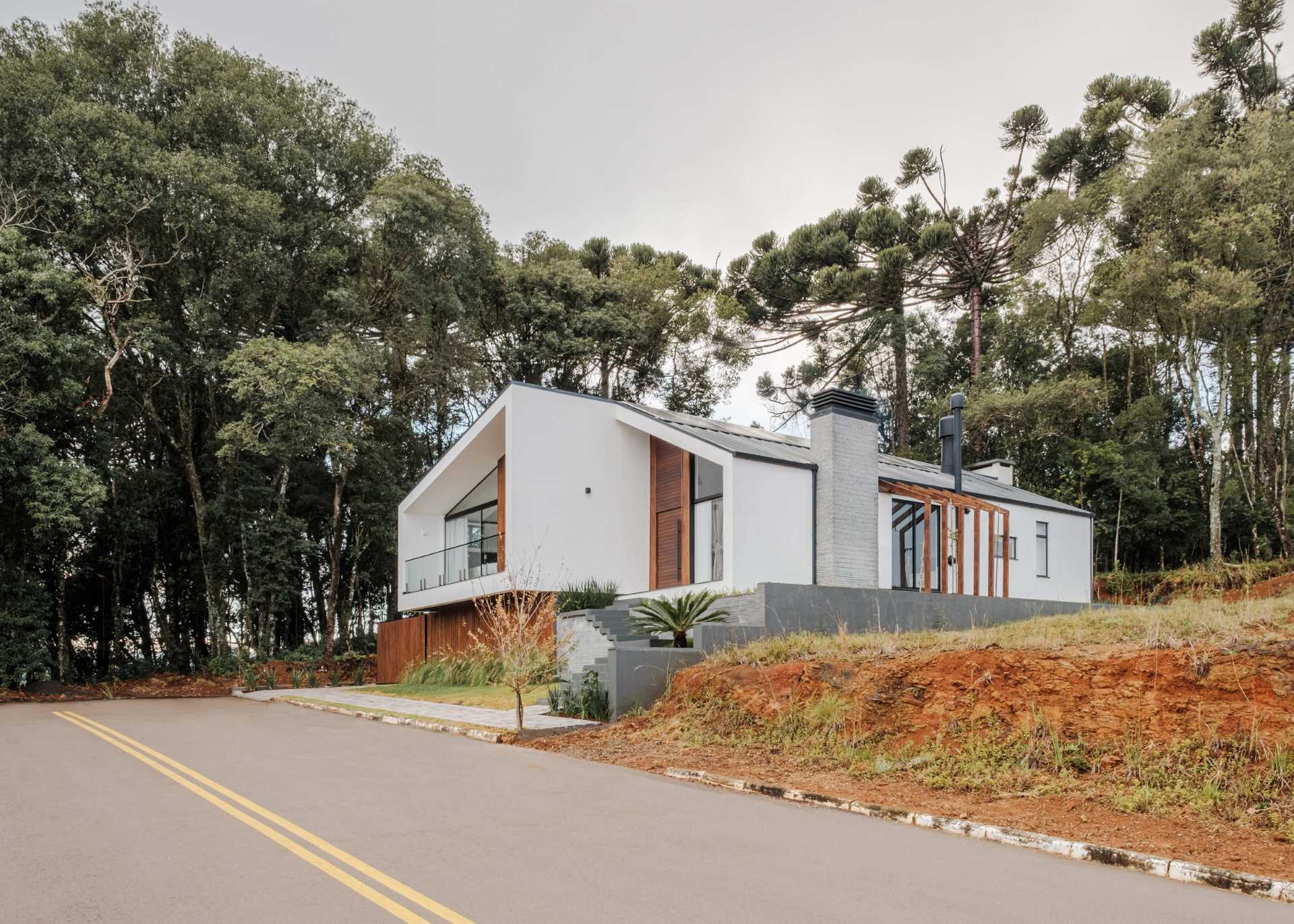 Дизайн этого современного дома демонстрирует современную интерпретацию архетипа остроконечной крыши.