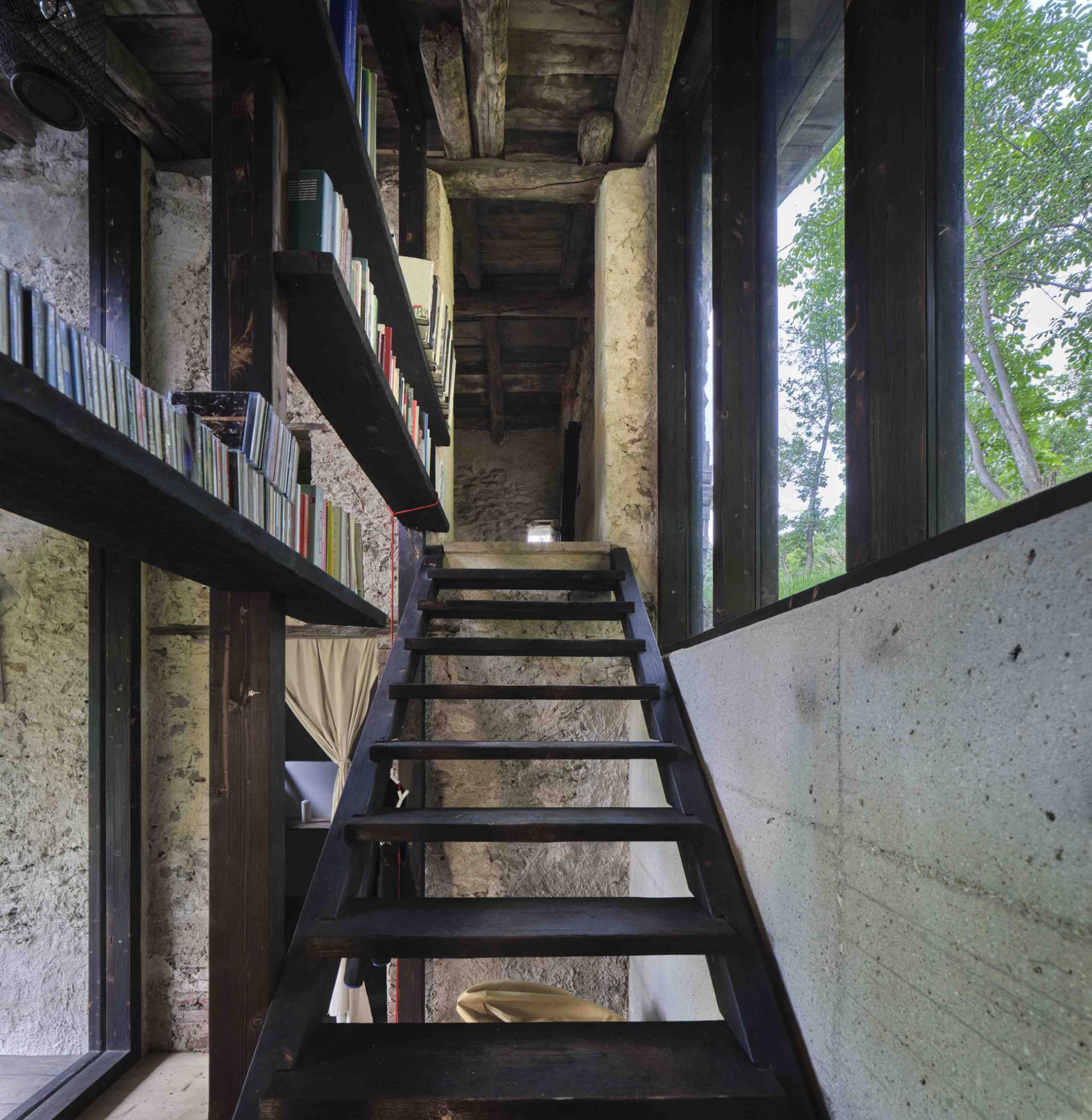 The connection to the pre-existing structure is made through an internal wooden staircase, located in the reconstructed and isolated old portico.
