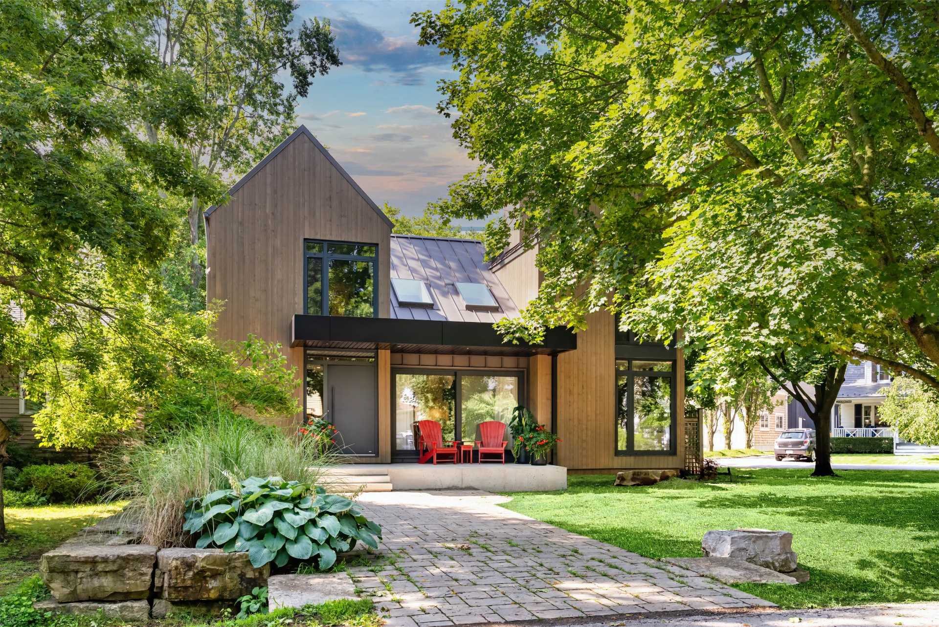 This 1980s ،me was transformed to include Scandinavian influence externally, and playful sophistication within, while neutral wood tones found in the vertical exterior siding, creates an intimate connection with its scenic lakeside locale.
