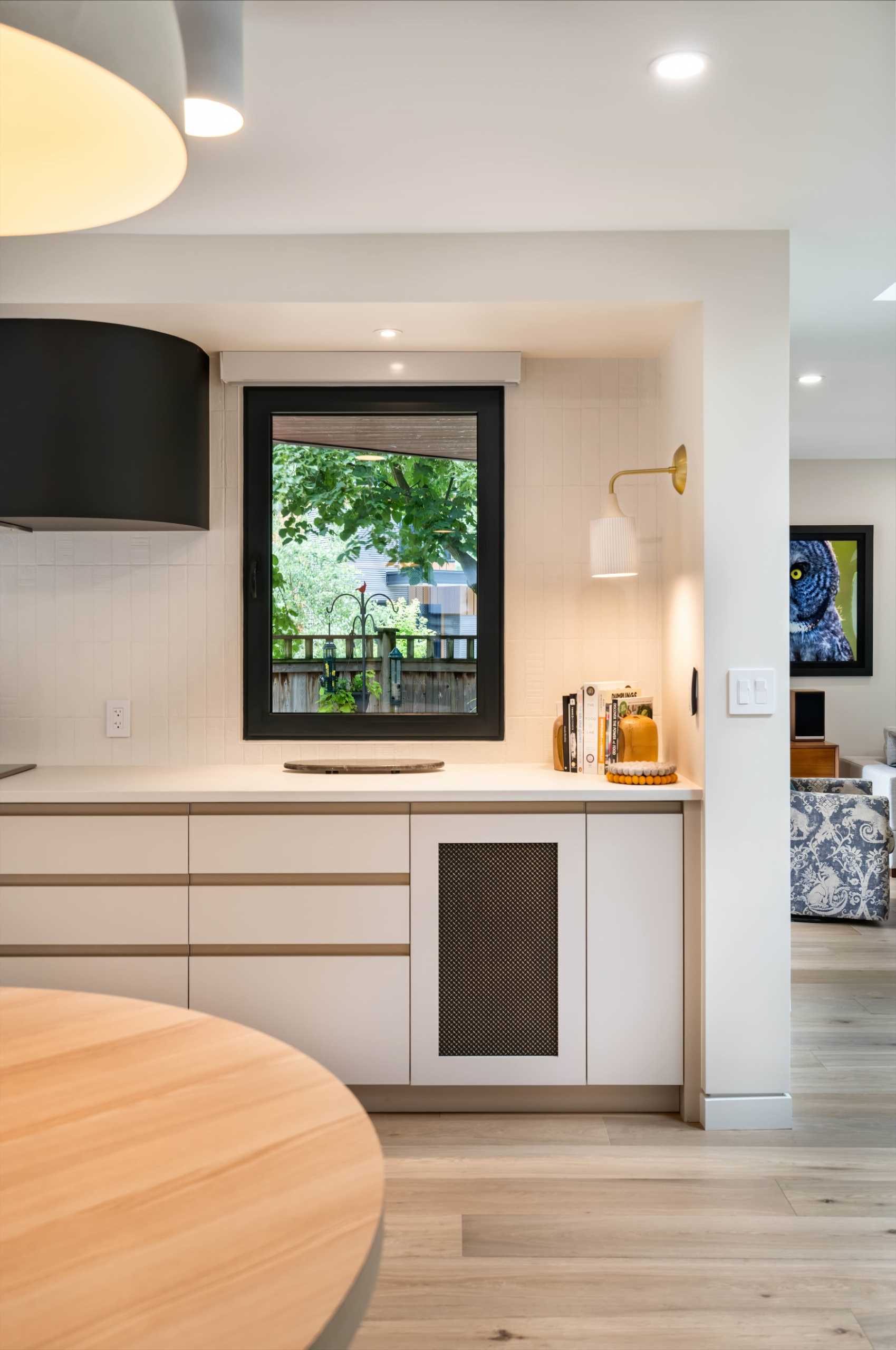 A modern kitchen with a built-in round breakfast bar.