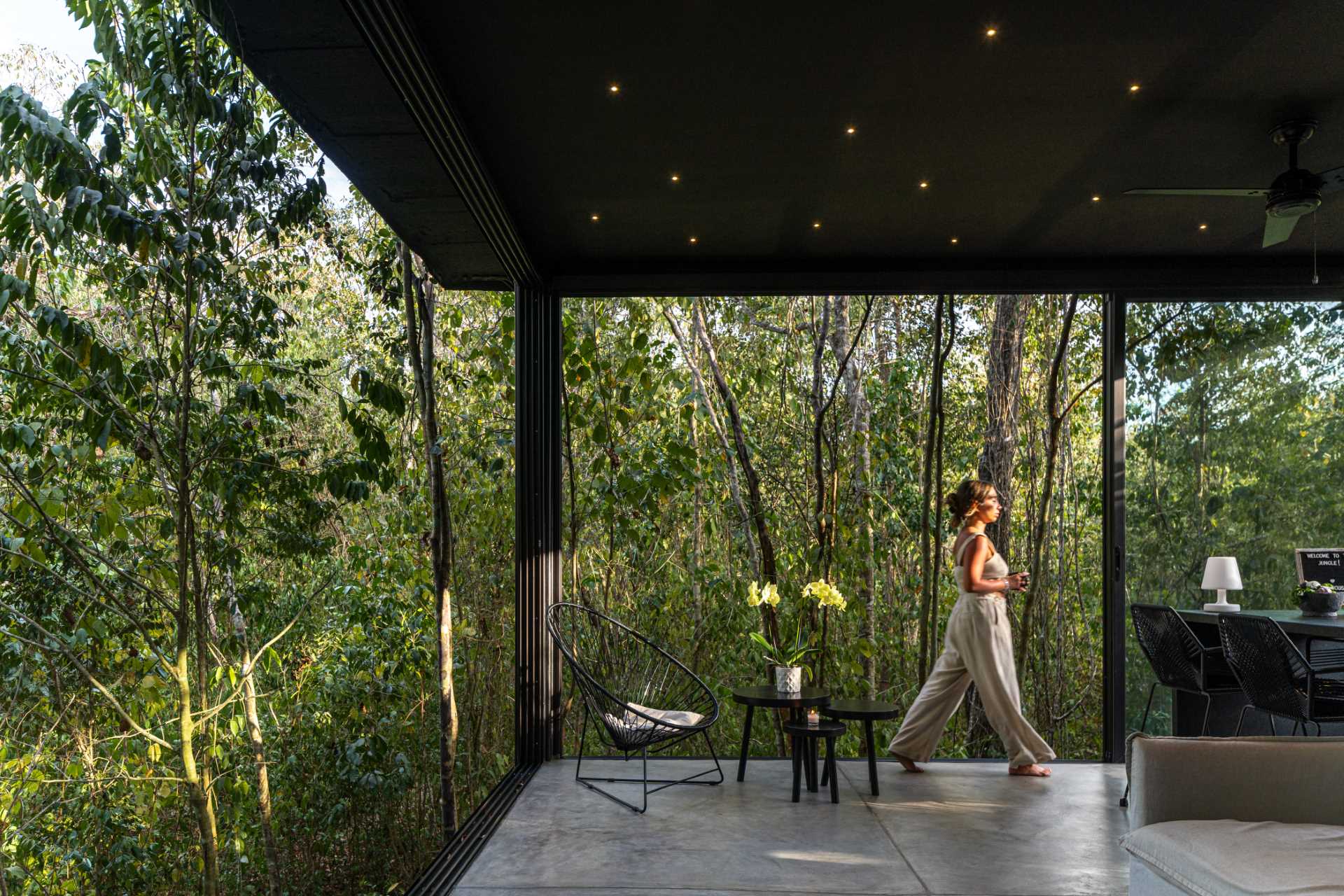 All spaces of these off-grid cabins fully open up to views of the lush flora and fauna of the Mayan jungle, facilitating cross ventilation from any point.