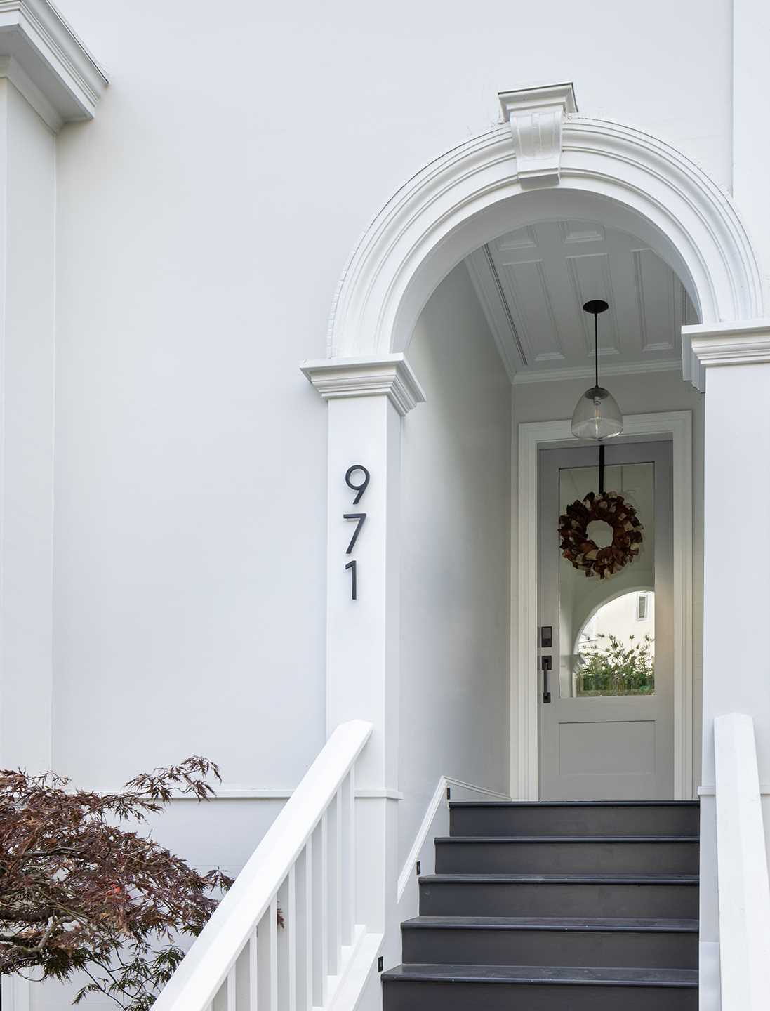 Andrew Mann Architecture has shared photos of a century-old Edwardian house they renovated in a bustling San Francisco neighborhood.